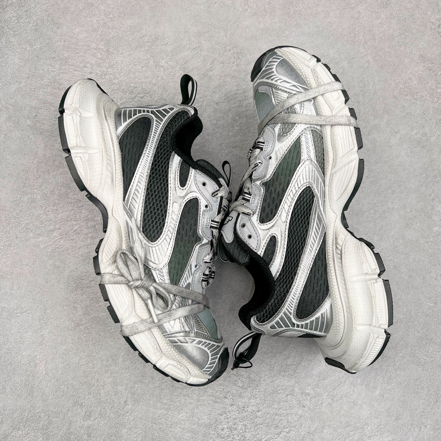 图片[3]-＃XA BALENCIAGA 3XL Sneakers 巴黎世家十代网布系带低帮走秀复古老爹鞋 全套原纸板楦头开发 最原汁原味的灵魂版型 全鞋荧光划线卡点 胶水把控整洁度追求极致完美 每一双都是工艺品 多重QC质检 超越公司货的品控标准 实实在在的免检产品 原盒原配 正确字体电绣 粗细、位置、大小正确 侧边TPU 透气孔匹配意产原版 正确分离大底 TPU软底 原版一致大底LOGO 立体感十足 原厂皮料水洗做旧 采购原厂网纱 不含皮革 网布材料和聚氨酯 磨损效果 鞋头边缘和后帮 Balenciaga 徽标 鞋面和后跟凸印尺码 鞋舌 3XL 橡胶品牌标识和反光细节 鞋帮拉袢和鞋舌拉祥 配反光细节 备用鞋带在鞋履前侧 可在穿着前取下 便于不同造型搭配 正常尺码 尺码：35 36 37 38 39 40 41 42 43 44 45 46-选品中心