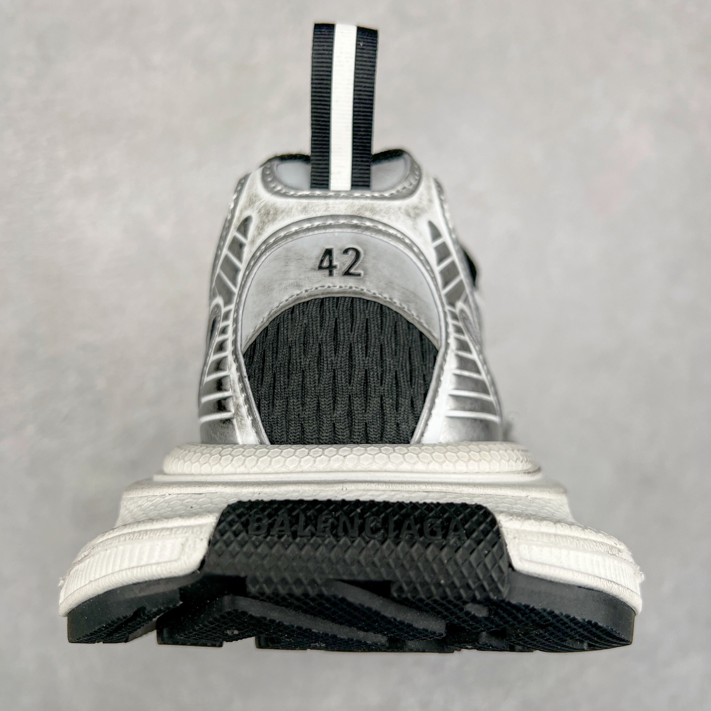 图片[8]-＃XA BALENCIAGA 3XL Sneakers 巴黎世家十代网布系带低帮走秀复古老爹鞋 全套原纸板楦头开发 最原汁原味的灵魂版型 全鞋荧光划线卡点 胶水把控整洁度追求极致完美 每一双都是工艺品 多重QC质检 超越公司货的品控标准 实实在在的免检产品 原盒原配 正确字体电绣 粗细、位置、大小正确 侧边TPU 透气孔匹配意产原版 正确分离大底 TPU软底 原版一致大底LOGO 立体感十足 原厂皮料水洗做旧 采购原厂网纱 不含皮革 网布材料和聚氨酯 磨损效果 鞋头边缘和后帮 Balenciaga 徽标 鞋面和后跟凸印尺码 鞋舌 3XL 橡胶品牌标识和反光细节 鞋帮拉袢和鞋舌拉祥 配反光细节 备用鞋带在鞋履前侧 可在穿着前取下 便于不同造型搭配 正常尺码 尺码：35 36 37 38 39 40 41 42 43 44 45 46-选品中心