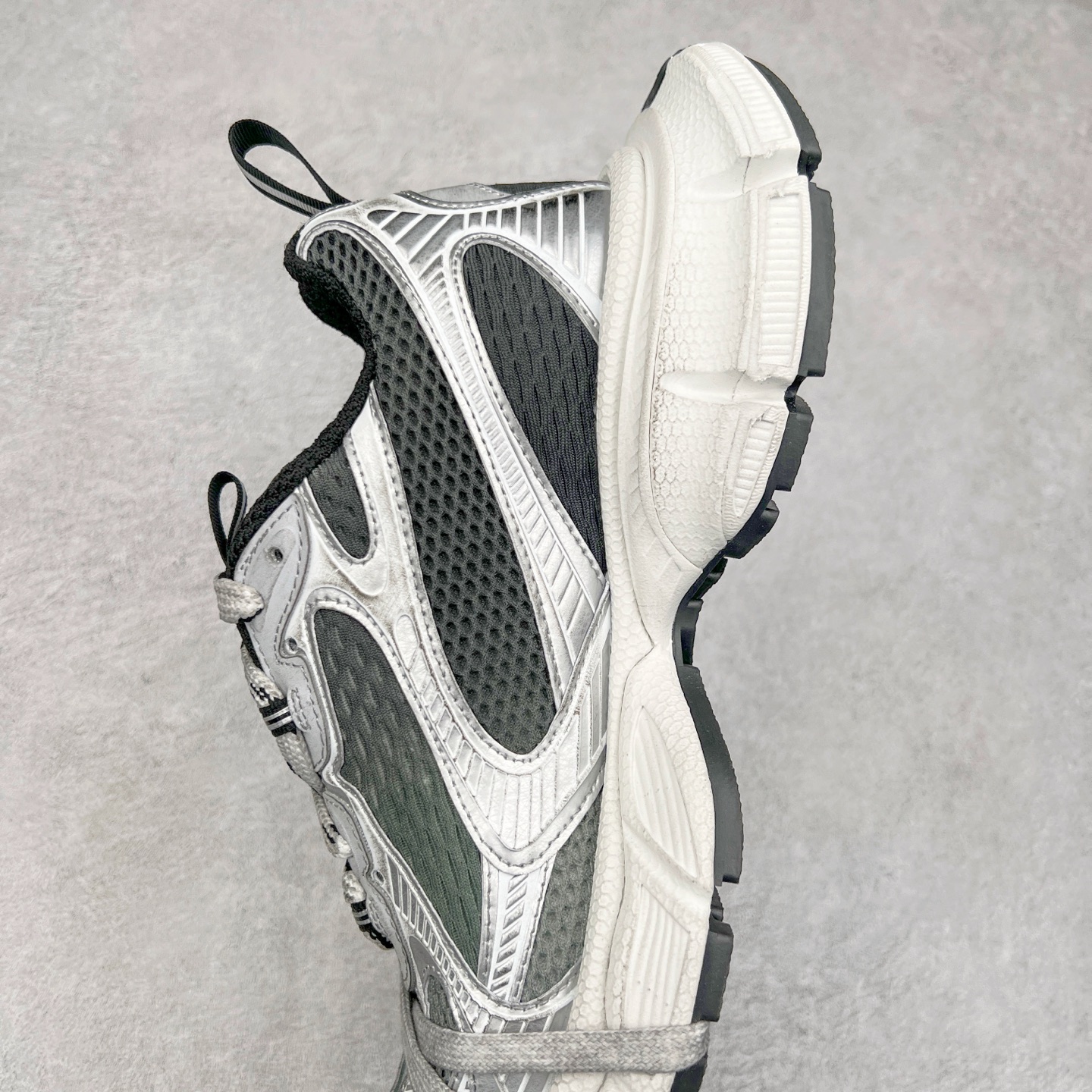 图片[7]-＃XA BALENCIAGA 3XL Sneakers 巴黎世家十代网布系带低帮走秀复古老爹鞋 全套原纸板楦头开发 最原汁原味的灵魂版型 全鞋荧光划线卡点 胶水把控整洁度追求极致完美 每一双都是工艺品 多重QC质检 超越公司货的品控标准 实实在在的免检产品 原盒原配 正确字体电绣 粗细、位置、大小正确 侧边TPU 透气孔匹配意产原版 正确分离大底 TPU软底 原版一致大底LOGO 立体感十足 原厂皮料水洗做旧 采购原厂网纱 不含皮革 网布材料和聚氨酯 磨损效果 鞋头边缘和后帮 Balenciaga 徽标 鞋面和后跟凸印尺码 鞋舌 3XL 橡胶品牌标识和反光细节 鞋帮拉袢和鞋舌拉祥 配反光细节 备用鞋带在鞋履前侧 可在穿着前取下 便于不同造型搭配 正常尺码 尺码：35 36 37 38 39 40 41 42 43 44 45 46-选品中心