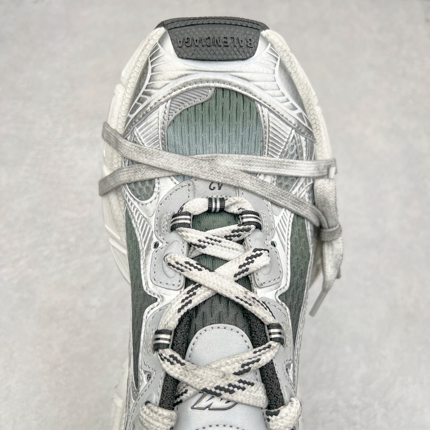 图片[4]-＃XA BALENCIAGA 3XL Sneakers 巴黎世家十代网布系带低帮走秀复古老爹鞋 全套原纸板楦头开发 最原汁原味的灵魂版型 全鞋荧光划线卡点 胶水把控整洁度追求极致完美 每一双都是工艺品 多重QC质检 超越公司货的品控标准 实实在在的免检产品 原盒原配 正确字体电绣 粗细、位置、大小正确 侧边TPU 透气孔匹配意产原版 正确分离大底 TPU软底 原版一致大底LOGO 立体感十足 原厂皮料水洗做旧 采购原厂网纱 不含皮革 网布材料和聚氨酯 磨损效果 鞋头边缘和后帮 Balenciaga 徽标 鞋面和后跟凸印尺码 鞋舌 3XL 橡胶品牌标识和反光细节 鞋帮拉袢和鞋舌拉祥 配反光细节 备用鞋带在鞋履前侧 可在穿着前取下 便于不同造型搭配 正常尺码 尺码：35 36 37 38 39 40 41 42 43 44 45 46-选品中心