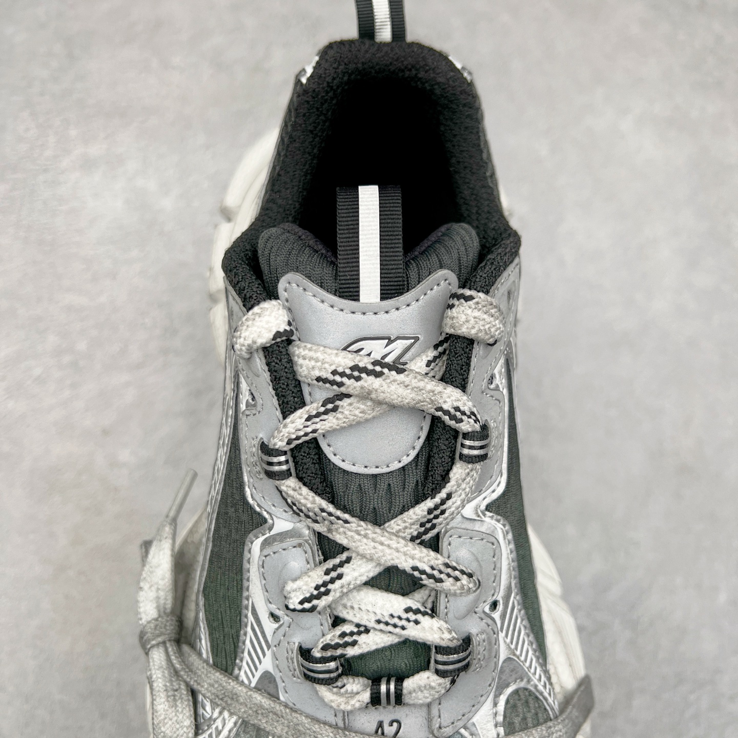 图片[5]-＃XA BALENCIAGA 3XL Sneakers 巴黎世家十代网布系带低帮走秀复古老爹鞋 全套原纸板楦头开发 最原汁原味的灵魂版型 全鞋荧光划线卡点 胶水把控整洁度追求极致完美 每一双都是工艺品 多重QC质检 超越公司货的品控标准 实实在在的免检产品 原盒原配 正确字体电绣 粗细、位置、大小正确 侧边TPU 透气孔匹配意产原版 正确分离大底 TPU软底 原版一致大底LOGO 立体感十足 原厂皮料水洗做旧 采购原厂网纱 不含皮革 网布材料和聚氨酯 磨损效果 鞋头边缘和后帮 Balenciaga 徽标 鞋面和后跟凸印尺码 鞋舌 3XL 橡胶品牌标识和反光细节 鞋帮拉袢和鞋舌拉祥 配反光细节 备用鞋带在鞋履前侧 可在穿着前取下 便于不同造型搭配 正常尺码 尺码：35 36 37 38 39 40 41 42 43 44 45 46-选品中心