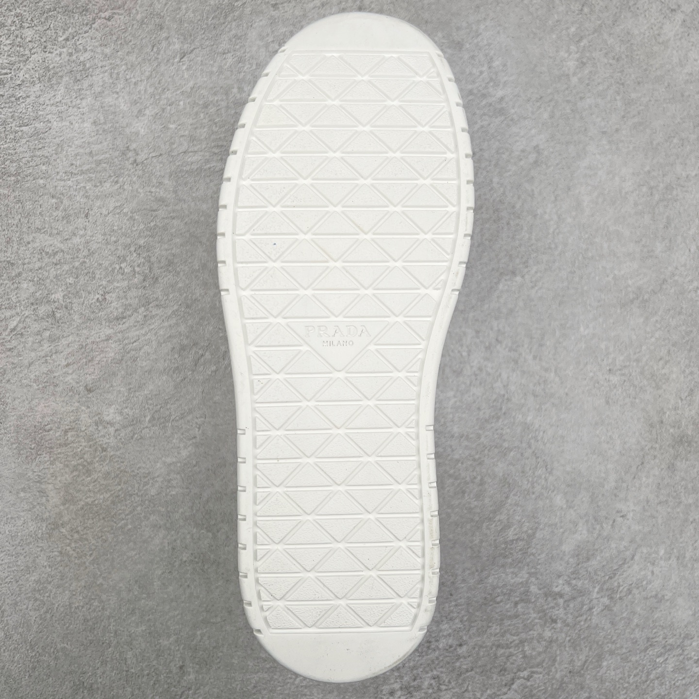 图片[9]-𝐏𝐑𝐀𝐃𝐀 普拉达春夏系列 专柜新款厚底松糕运动鞋系列外形是廓形设计 轮廓类似麦昆 厚底 鞋头饱满 宽版设计 底子是软弹那种 非常非常舒适 又觉得白色既运动 又可以休闲商务 日常便鞋最合适不过了 将艺术家Peterdepotter创作的标语纹样应用到鞋身设计加上了著名三角形徽标格外好看目普拉达 鞋面：布料进口防水降落伞 大底：TPU发泡大底 内里：进口羊皮内里 全新官方一致全套包装 尺码：35 36 37 38 39 40 41 42 43 44 45-选品中心