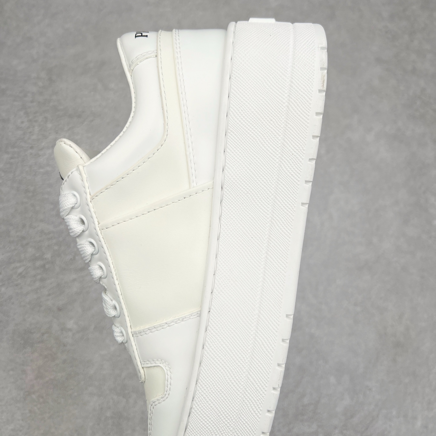 图片[7]-𝐏𝐑𝐀𝐃𝐀 普拉达春夏系列 专柜新款厚底松糕运动鞋系列外形是廓形设计 轮廓类似麦昆 厚底 鞋头饱满 宽版设计 底子是软弹那种 非常非常舒适 又觉得白色既运动 又可以休闲商务 日常便鞋最合适不过了 将艺术家Peterdepotter创作的标语纹样应用到鞋身设计加上了著名三角形徽标格外好看目普拉达 鞋面：布料进口防水降落伞 大底：TPU发泡大底 内里：进口羊皮内里 全新官方一致全套包装 尺码：35 36 37 38 39 40 41 42 43 44 45-选品中心