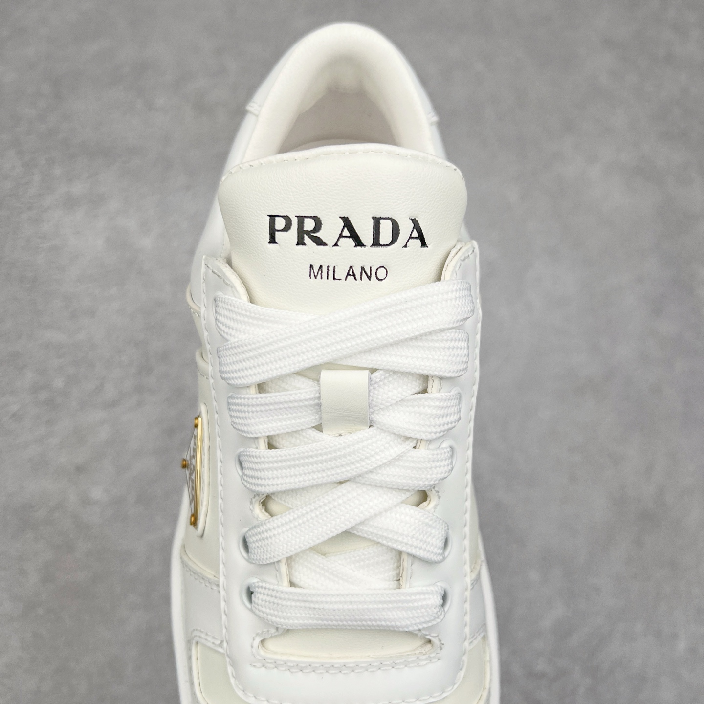 图片[5]-𝐏𝐑𝐀𝐃𝐀 普拉达春夏系列 专柜新款厚底松糕运动鞋系列外形是廓形设计 轮廓类似麦昆 厚底 鞋头饱满 宽版设计 底子是软弹那种 非常非常舒适 又觉得白色既运动 又可以休闲商务 日常便鞋最合适不过了 将艺术家Peterdepotter创作的标语纹样应用到鞋身设计加上了著名三角形徽标格外好看目普拉达 鞋面：布料进口防水降落伞 大底：TPU发泡大底 内里：进口羊皮内里 全新官方一致全套包装 尺码：35 36 37 38 39 40 41 42 43 44 45-选品中心