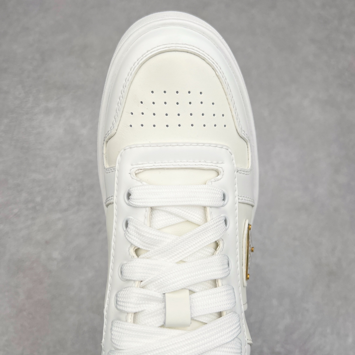 图片[4]-𝐏𝐑𝐀𝐃𝐀 普拉达春夏系列 专柜新款厚底松糕运动鞋系列外形是廓形设计 轮廓类似麦昆 厚底 鞋头饱满 宽版设计 底子是软弹那种 非常非常舒适 又觉得白色既运动 又可以休闲商务 日常便鞋最合适不过了 将艺术家Peterdepotter创作的标语纹样应用到鞋身设计加上了著名三角形徽标格外好看目普拉达 鞋面：布料进口防水降落伞 大底：TPU发泡大底 内里：进口羊皮内里 全新官方一致全套包装 尺码：35 36 37 38 39 40 41 42 43 44 45-选品中心