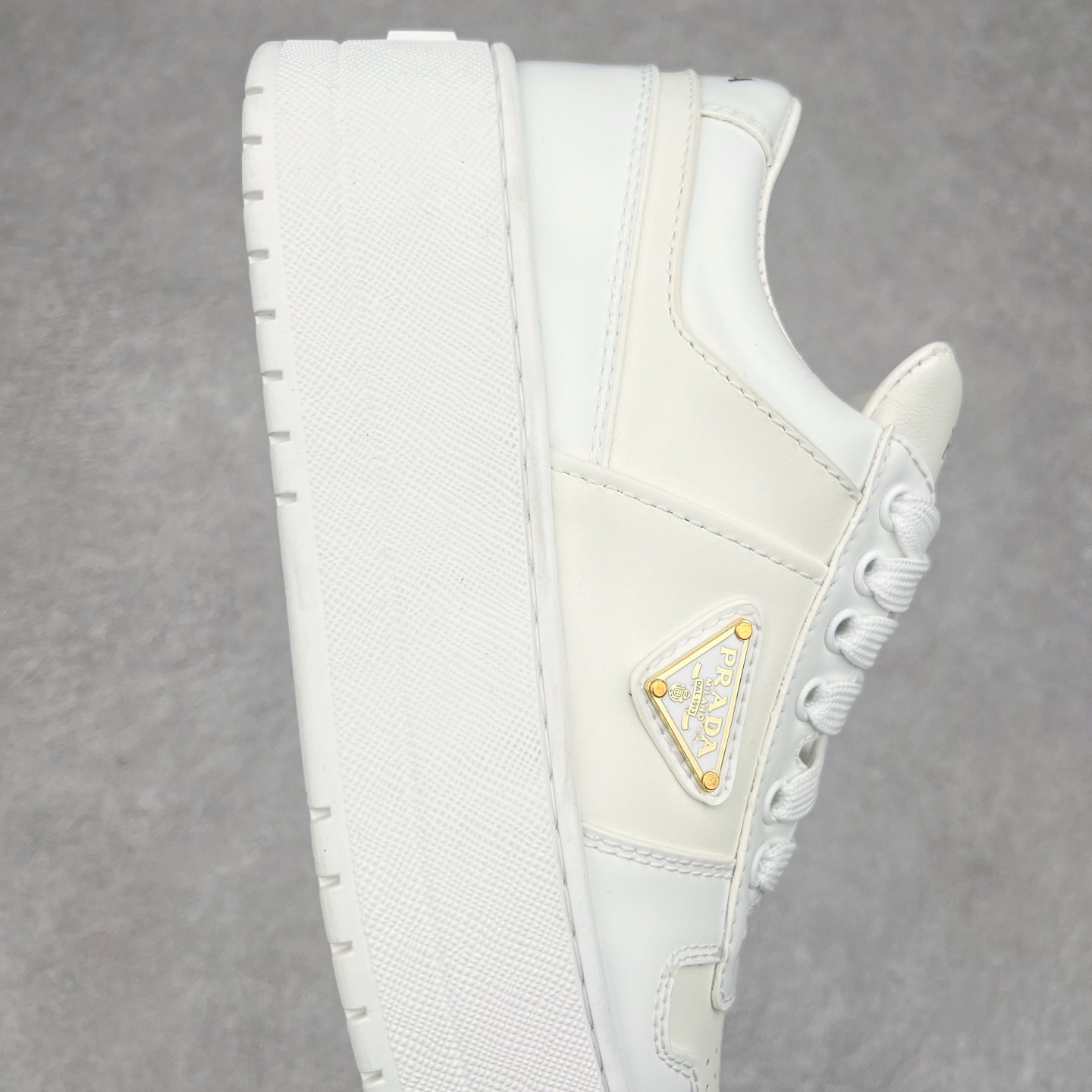 图片[6]-𝐏𝐑𝐀𝐃𝐀 普拉达春夏系列 专柜新款厚底松糕运动鞋系列外形是廓形设计 轮廓类似麦昆 厚底 鞋头饱满 宽版设计 底子是软弹那种 非常非常舒适 又觉得白色既运动 又可以休闲商务 日常便鞋最合适不过了 将艺术家Peterdepotter创作的标语纹样应用到鞋身设计加上了著名三角形徽标格外好看目普拉达 鞋面：布料进口防水降落伞 大底：TPU发泡大底 内里：进口羊皮内里 全新官方一致全套包装 尺码：35 36 37 38 39 40 41 42 43 44 45-选品中心