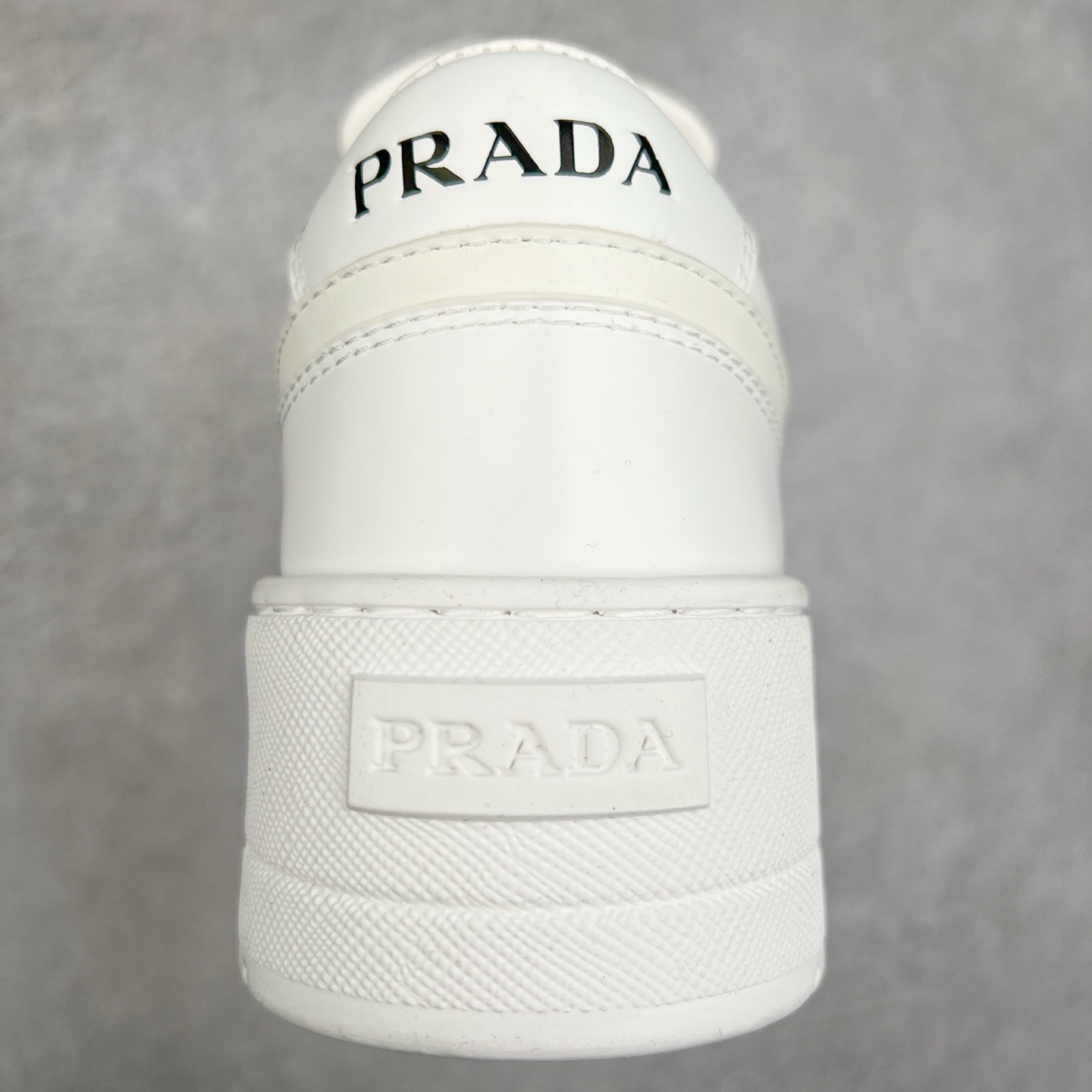 图片[8]-𝐏𝐑𝐀𝐃𝐀 普拉达春夏系列 专柜新款厚底松糕运动鞋系列外形是廓形设计 轮廓类似麦昆 厚底 鞋头饱满 宽版设计 底子是软弹那种 非常非常舒适 又觉得白色既运动 又可以休闲商务 日常便鞋最合适不过了 将艺术家Peterdepotter创作的标语纹样应用到鞋身设计加上了著名三角形徽标格外好看目普拉达 鞋面：布料进口防水降落伞 大底：TPU发泡大底 内里：进口羊皮内里 全新官方一致全套包装 尺码：35 36 37 38 39 40 41 42 43 44 45-选品中心