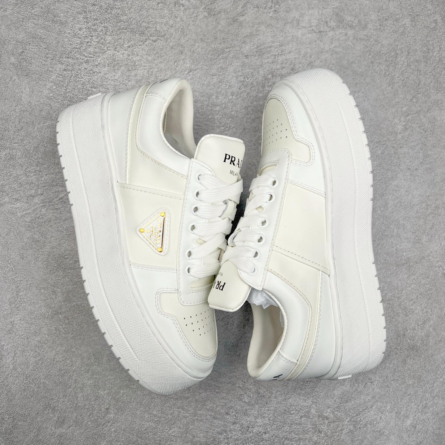 图片[3]-𝐏𝐑𝐀𝐃𝐀 普拉达春夏系列 专柜新款厚底松糕运动鞋系列外形是廓形设计 轮廓类似麦昆 厚底 鞋头饱满 宽版设计 底子是软弹那种 非常非常舒适 又觉得白色既运动 又可以休闲商务 日常便鞋最合适不过了 将艺术家Peterdepotter创作的标语纹样应用到鞋身设计加上了著名三角形徽标格外好看目普拉达 鞋面：布料进口防水降落伞 大底：TPU发泡大底 内里：进口羊皮内里 全新官方一致全套包装 尺码：35 36 37 38 39 40 41 42 43 44 45-选品中心