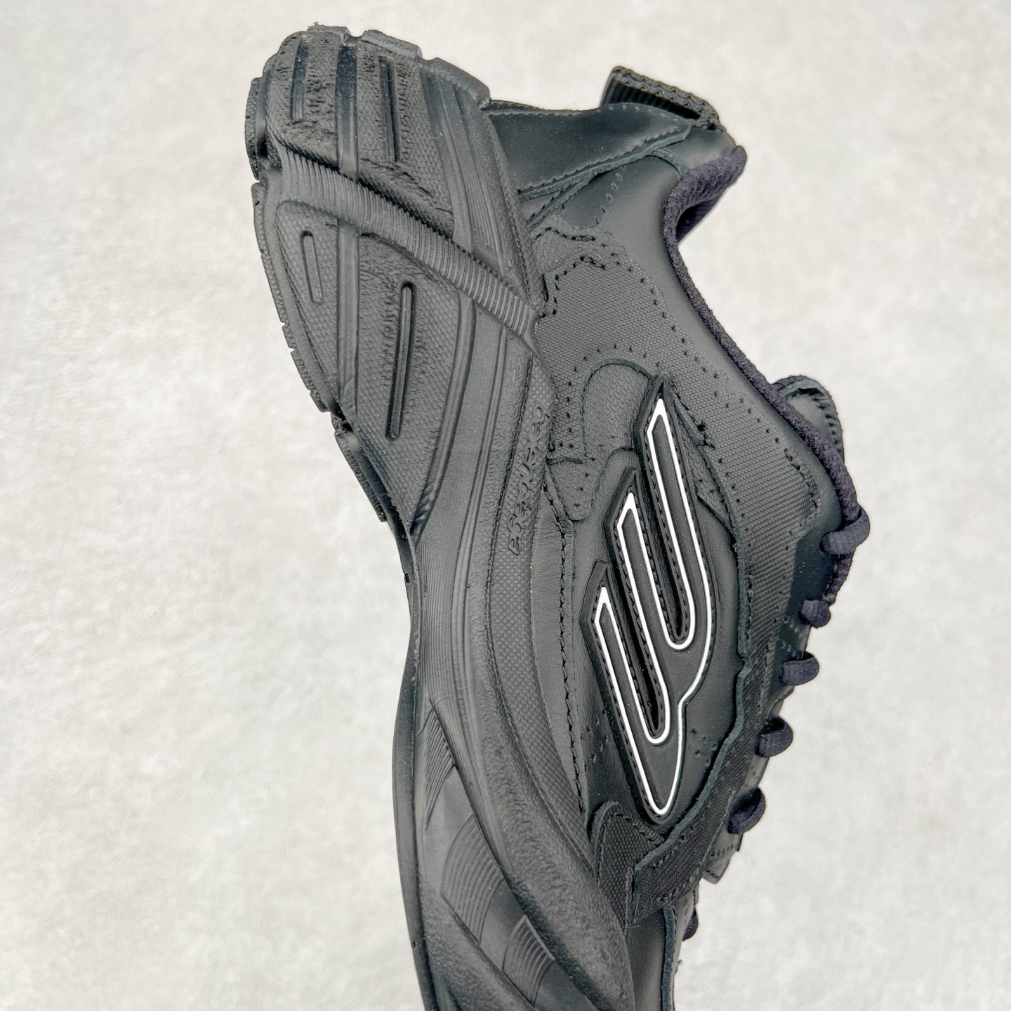 图片[6]-＃XA BALENCIAGA Sneakers 巴黎世家十六代网布系带低帮走秀复古老爹鞋 全套原纸板楦头开发 最原汁原味的灵魂版型 全鞋荧光划线卡点 胶水把控整洁度追求极致完美 每一双都是工艺品 多重QC质检 超越公司货的品控标准 实实在在的免检产品 原盒原配 正确字体电绣 粗细、位置、大小正确 侧边TPU 透气孔匹配意产原版 正确分离大底 TPU软底 原版一致大底LOGO 立体感十足 原厂皮料水洗做旧 采购原厂网纱 不含皮革 网布材料和聚氨酯 磨损效果 展现品牌对于新潮事物的热情 这款鞋子拥有巨大尺寸和醒目设计 符合当下”老爹鞋”的趋势 鞋子采用银灰配色 营造出低调而不失华丽的效果 10XL的尺码使它成为市场中最显眼的存在 适合追求个性化的人群 Balenciaga始终站在时尚前沿 此次发布的产品再次体现了他们的创新能力 尺码：35 36 37 38 39 40 41 42 43 44 45 46-选品中心