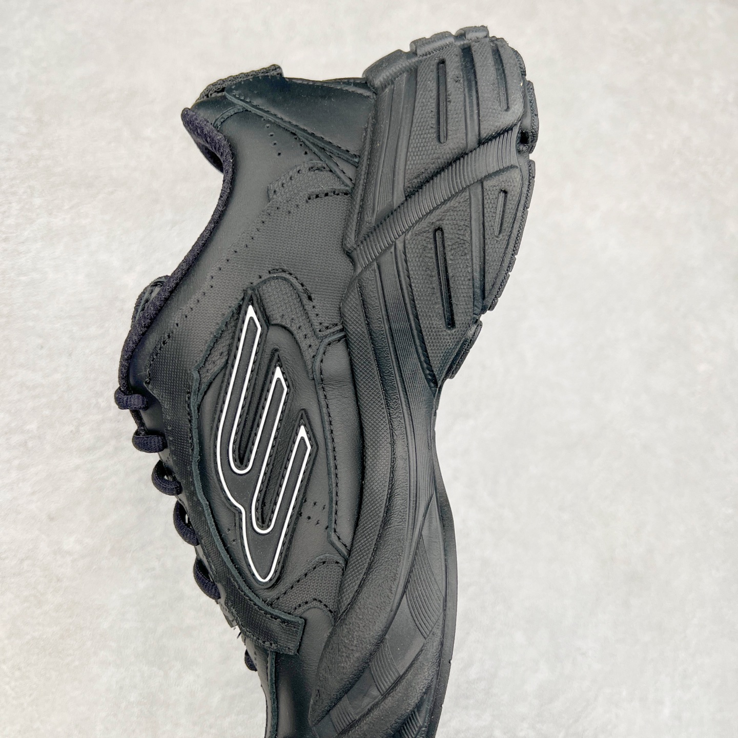 图片[7]-＃XA BALENCIAGA Sneakers 巴黎世家十六代网布系带低帮走秀复古老爹鞋 全套原纸板楦头开发 最原汁原味的灵魂版型 全鞋荧光划线卡点 胶水把控整洁度追求极致完美 每一双都是工艺品 多重QC质检 超越公司货的品控标准 实实在在的免检产品 原盒原配 正确字体电绣 粗细、位置、大小正确 侧边TPU 透气孔匹配意产原版 正确分离大底 TPU软底 原版一致大底LOGO 立体感十足 原厂皮料水洗做旧 采购原厂网纱 不含皮革 网布材料和聚氨酯 磨损效果 展现品牌对于新潮事物的热情 这款鞋子拥有巨大尺寸和醒目设计 符合当下”老爹鞋”的趋势 鞋子采用银灰配色 营造出低调而不失华丽的效果 10XL的尺码使它成为市场中最显眼的存在 适合追求个性化的人群 Balenciaga始终站在时尚前沿 此次发布的产品再次体现了他们的创新能力 尺码：35 36 37 38 39 40 41 42 43 44 45 46-选品中心