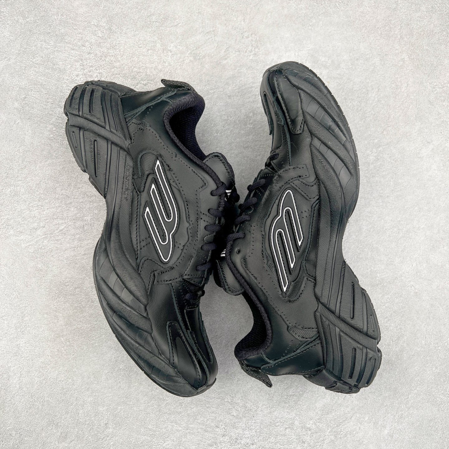 图片[3]-＃XA BALENCIAGA Sneakers 巴黎世家十六代网布系带低帮走秀复古老爹鞋 全套原纸板楦头开发 最原汁原味的灵魂版型 全鞋荧光划线卡点 胶水把控整洁度追求极致完美 每一双都是工艺品 多重QC质检 超越公司货的品控标准 实实在在的免检产品 原盒原配 正确字体电绣 粗细、位置、大小正确 侧边TPU 透气孔匹配意产原版 正确分离大底 TPU软底 原版一致大底LOGO 立体感十足 原厂皮料水洗做旧 采购原厂网纱 不含皮革 网布材料和聚氨酯 磨损效果 展现品牌对于新潮事物的热情 这款鞋子拥有巨大尺寸和醒目设计 符合当下”老爹鞋”的趋势 鞋子采用银灰配色 营造出低调而不失华丽的效果 10XL的尺码使它成为市场中最显眼的存在 适合追求个性化的人群 Balenciaga始终站在时尚前沿 此次发布的产品再次体现了他们的创新能力 尺码：35 36 37 38 39 40 41 42 43 44 45 46-选品中心