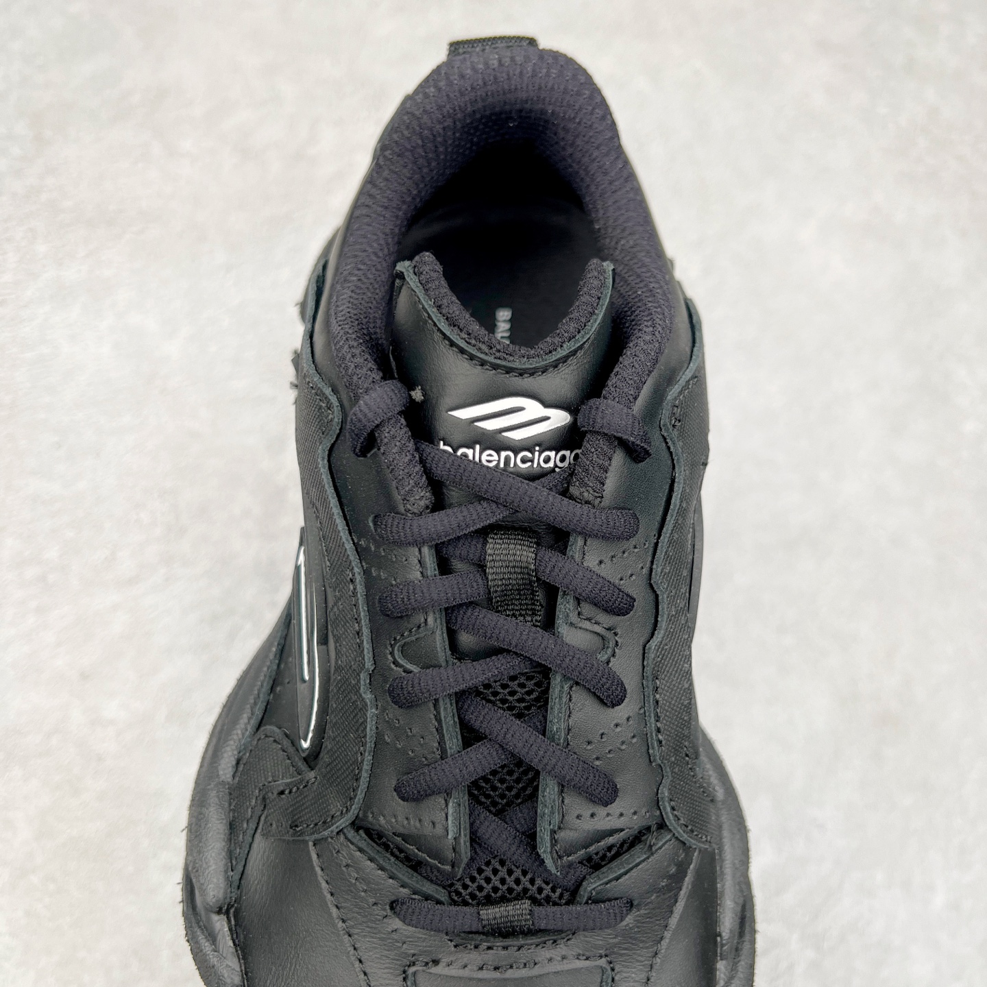 图片[5]-＃XA BALENCIAGA Sneakers 巴黎世家十六代网布系带低帮走秀复古老爹鞋 全套原纸板楦头开发 最原汁原味的灵魂版型 全鞋荧光划线卡点 胶水把控整洁度追求极致完美 每一双都是工艺品 多重QC质检 超越公司货的品控标准 实实在在的免检产品 原盒原配 正确字体电绣 粗细、位置、大小正确 侧边TPU 透气孔匹配意产原版 正确分离大底 TPU软底 原版一致大底LOGO 立体感十足 原厂皮料水洗做旧 采购原厂网纱 不含皮革 网布材料和聚氨酯 磨损效果 展现品牌对于新潮事物的热情 这款鞋子拥有巨大尺寸和醒目设计 符合当下”老爹鞋”的趋势 鞋子采用银灰配色 营造出低调而不失华丽的效果 10XL的尺码使它成为市场中最显眼的存在 适合追求个性化的人群 Balenciaga始终站在时尚前沿 此次发布的产品再次体现了他们的创新能力 尺码：35 36 37 38 39 40 41 42 43 44 45 46-选品中心