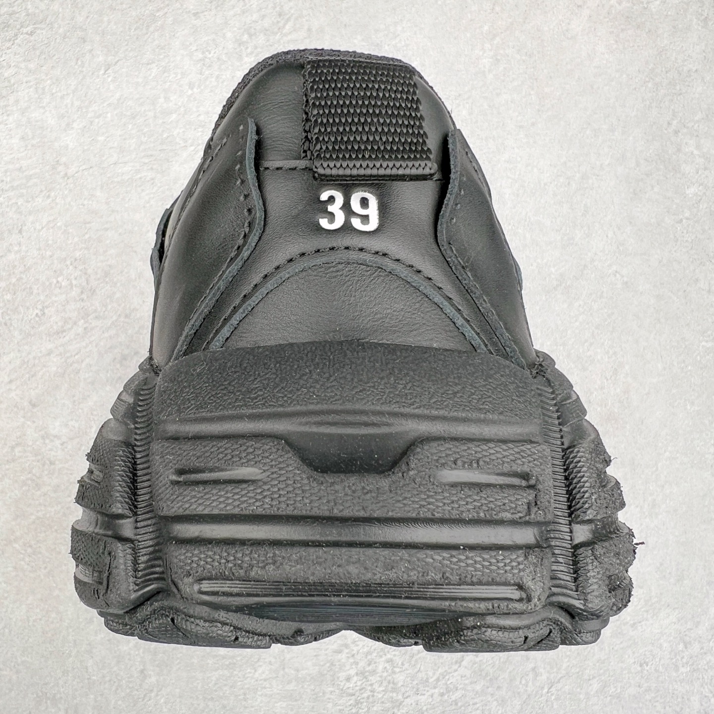 图片[8]-＃XA BALENCIAGA Sneakers 巴黎世家十六代网布系带低帮走秀复古老爹鞋 全套原纸板楦头开发 最原汁原味的灵魂版型 全鞋荧光划线卡点 胶水把控整洁度追求极致完美 每一双都是工艺品 多重QC质检 超越公司货的品控标准 实实在在的免检产品 原盒原配 正确字体电绣 粗细、位置、大小正确 侧边TPU 透气孔匹配意产原版 正确分离大底 TPU软底 原版一致大底LOGO 立体感十足 原厂皮料水洗做旧 采购原厂网纱 不含皮革 网布材料和聚氨酯 磨损效果 展现品牌对于新潮事物的热情 这款鞋子拥有巨大尺寸和醒目设计 符合当下”老爹鞋”的趋势 鞋子采用银灰配色 营造出低调而不失华丽的效果 10XL的尺码使它成为市场中最显眼的存在 适合追求个性化的人群 Balenciaga始终站在时尚前沿 此次发布的产品再次体现了他们的创新能力 尺码：35 36 37 38 39 40 41 42 43 44 45 46-选品中心