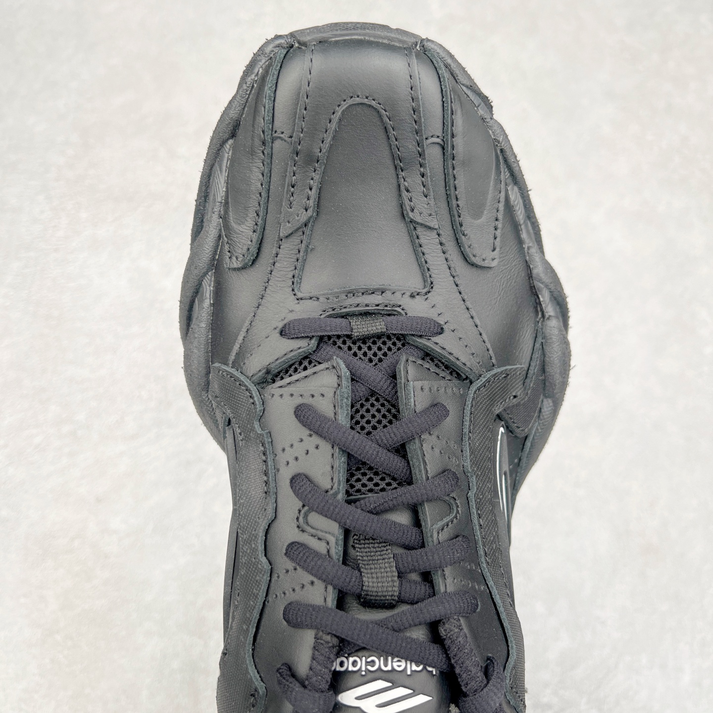 图片[4]-＃XA BALENCIAGA Sneakers 巴黎世家十六代网布系带低帮走秀复古老爹鞋 全套原纸板楦头开发 最原汁原味的灵魂版型 全鞋荧光划线卡点 胶水把控整洁度追求极致完美 每一双都是工艺品 多重QC质检 超越公司货的品控标准 实实在在的免检产品 原盒原配 正确字体电绣 粗细、位置、大小正确 侧边TPU 透气孔匹配意产原版 正确分离大底 TPU软底 原版一致大底LOGO 立体感十足 原厂皮料水洗做旧 采购原厂网纱 不含皮革 网布材料和聚氨酯 磨损效果 展现品牌对于新潮事物的热情 这款鞋子拥有巨大尺寸和醒目设计 符合当下”老爹鞋”的趋势 鞋子采用银灰配色 营造出低调而不失华丽的效果 10XL的尺码使它成为市场中最显眼的存在 适合追求个性化的人群 Balenciaga始终站在时尚前沿 此次发布的产品再次体现了他们的创新能力 尺码：35 36 37 38 39 40 41 42 43 44 45 46-选品中心