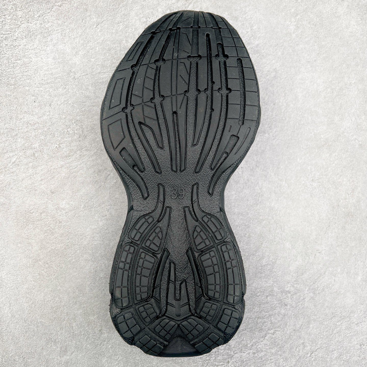 图片[9]-＃XA BALENCIAGA Sneakers 巴黎世家十六代网布系带低帮走秀复古老爹鞋 全套原纸板楦头开发 最原汁原味的灵魂版型 全鞋荧光划线卡点 胶水把控整洁度追求极致完美 每一双都是工艺品 多重QC质检 超越公司货的品控标准 实实在在的免检产品 原盒原配 正确字体电绣 粗细、位置、大小正确 侧边TPU 透气孔匹配意产原版 正确分离大底 TPU软底 原版一致大底LOGO 立体感十足 原厂皮料水洗做旧 采购原厂网纱 不含皮革 网布材料和聚氨酯 磨损效果 展现品牌对于新潮事物的热情 这款鞋子拥有巨大尺寸和醒目设计 符合当下”老爹鞋”的趋势 鞋子采用银灰配色 营造出低调而不失华丽的效果 10XL的尺码使它成为市场中最显眼的存在 适合追求个性化的人群 Balenciaga始终站在时尚前沿 此次发布的产品再次体现了他们的创新能力 尺码：35 36 37 38 39 40 41 42 43 44 45 46-选品中心