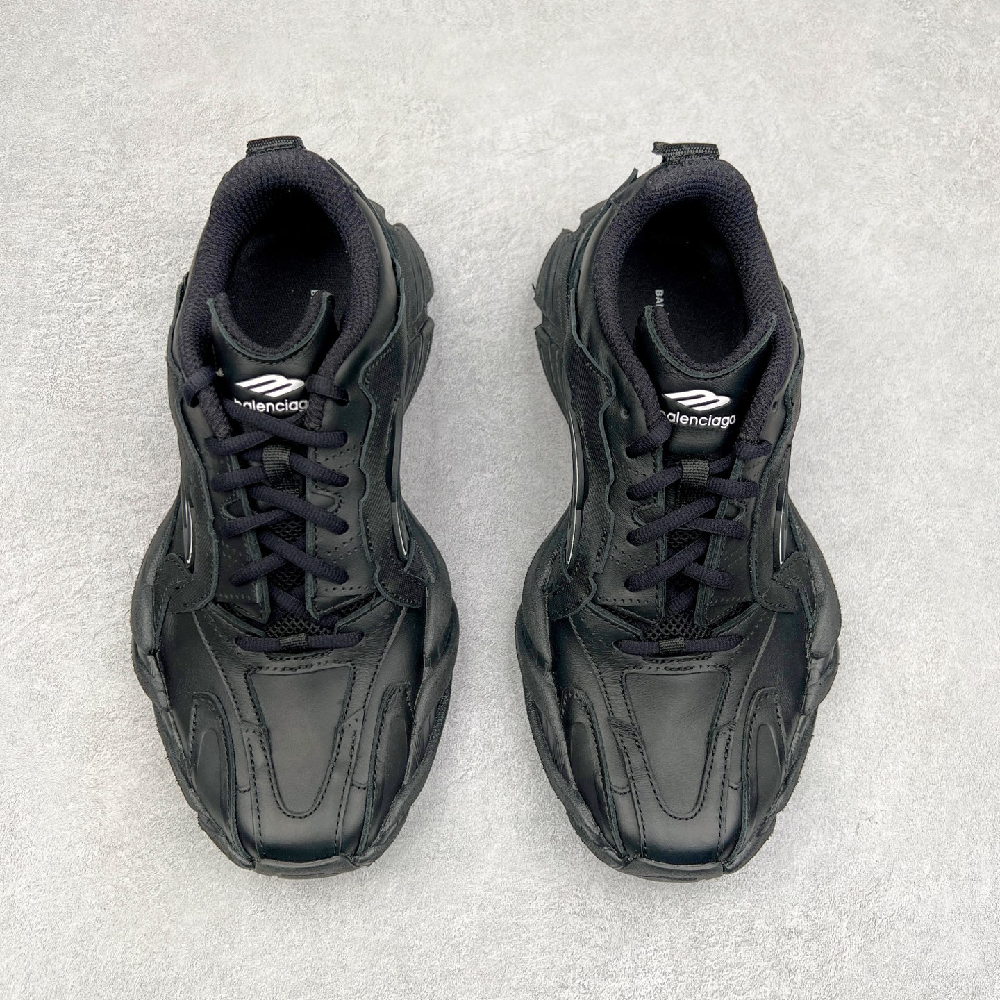 图片[2]-＃XA BALENCIAGA Sneakers 巴黎世家十六代网布系带低帮走秀复古老爹鞋 全套原纸板楦头开发 最原汁原味的灵魂版型 全鞋荧光划线卡点 胶水把控整洁度追求极致完美 每一双都是工艺品 多重QC质检 超越公司货的品控标准 实实在在的免检产品 原盒原配 正确字体电绣 粗细、位置、大小正确 侧边TPU 透气孔匹配意产原版 正确分离大底 TPU软底 原版一致大底LOGO 立体感十足 原厂皮料水洗做旧 采购原厂网纱 不含皮革 网布材料和聚氨酯 磨损效果 展现品牌对于新潮事物的热情 这款鞋子拥有巨大尺寸和醒目设计 符合当下”老爹鞋”的趋势 鞋子采用银灰配色 营造出低调而不失华丽的效果 10XL的尺码使它成为市场中最显眼的存在 适合追求个性化的人群 Balenciaga始终站在时尚前沿 此次发布的产品再次体现了他们的创新能力 尺码：35 36 37 38 39 40 41 42 43 44 45 46-选品中心