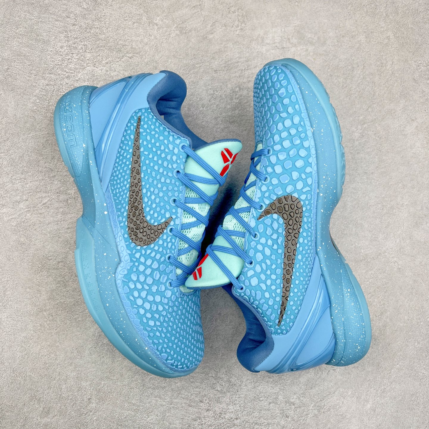 图片[3]-NK Zoom Kobe 6 科比六代 429659-016 采用了复合式的鞋面 内层为透气网面 中层加载Fly wire科技 而外层则用聚氨酯岛状结构塑造出非常逼真的蛇麟纹路 多层的鞋面结构带来了更好的透气性和更有针对性的保护 加入了双层记忆海绵鞋垫 可根据球员脚形自动调节以提高合脚度 使脚感更加柔软舒适 赋予球员非一般的球场舒适感受 尺码：40 40.5 41 42 42.5 43 44 44.5 45 46-选品中心