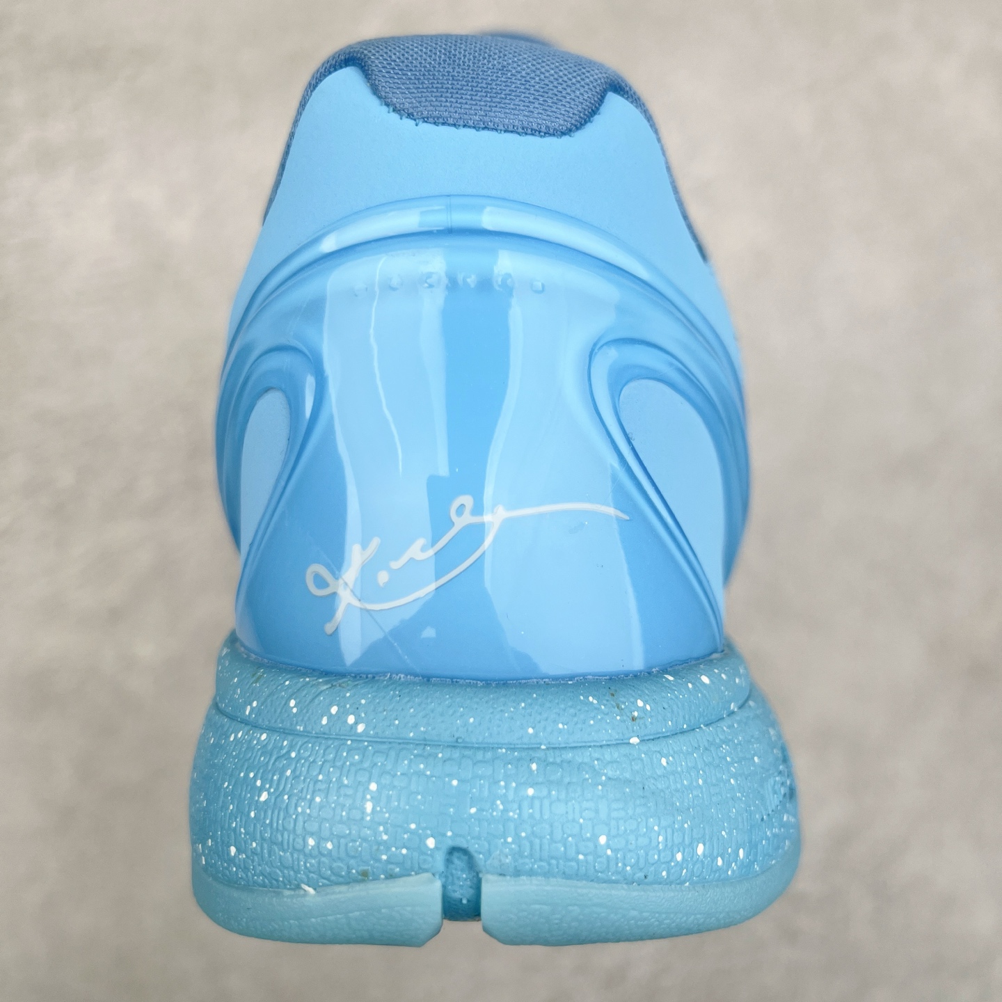 图片[8]-NK Zoom Kobe 6 科比六代 429659-016 采用了复合式的鞋面 内层为透气网面 中层加载Fly wire科技 而外层则用聚氨酯岛状结构塑造出非常逼真的蛇麟纹路 多层的鞋面结构带来了更好的透气性和更有针对性的保护 加入了双层记忆海绵鞋垫 可根据球员脚形自动调节以提高合脚度 使脚感更加柔软舒适 赋予球员非一般的球场舒适感受 尺码：40 40.5 41 42 42.5 43 44 44.5 45 46-选品中心