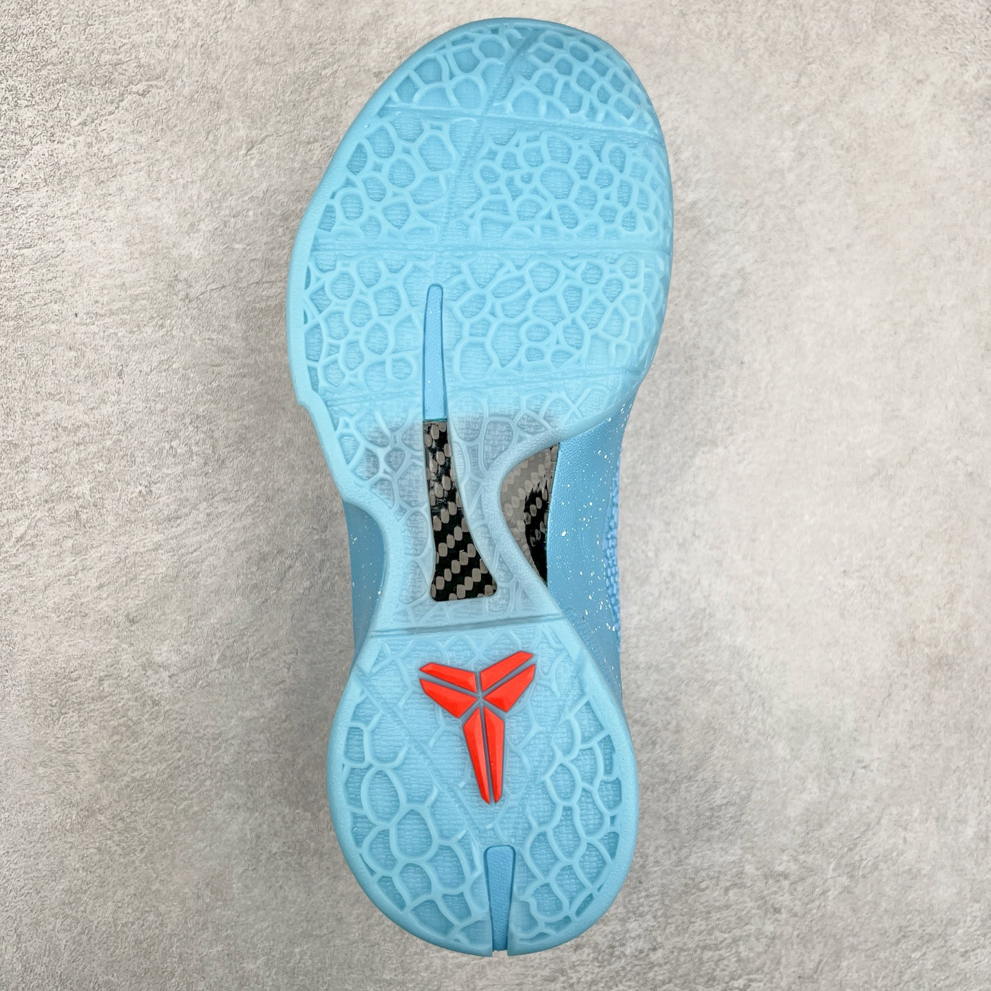 图片[9]-NK Zoom Kobe 6 科比六代 429659-016 采用了复合式的鞋面 内层为透气网面 中层加载Fly wire科技 而外层则用聚氨酯岛状结构塑造出非常逼真的蛇麟纹路 多层的鞋面结构带来了更好的透气性和更有针对性的保护 加入了双层记忆海绵鞋垫 可根据球员脚形自动调节以提高合脚度 使脚感更加柔软舒适 赋予球员非一般的球场舒适感受 尺码：40 40.5 41 42 42.5 43 44 44.5 45 46-选品中心