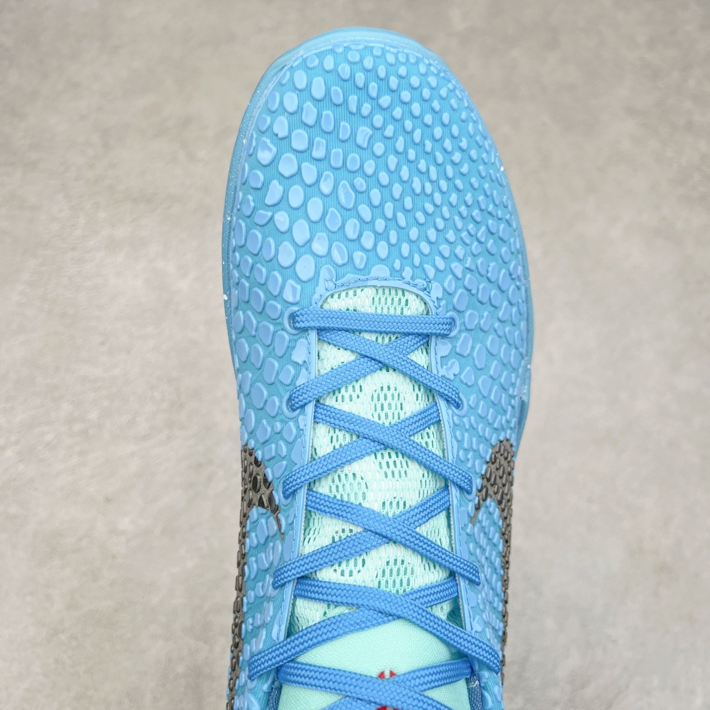 图片[4]-NK Zoom Kobe 6 科比六代 429659-016 采用了复合式的鞋面 内层为透气网面 中层加载Fly wire科技 而外层则用聚氨酯岛状结构塑造出非常逼真的蛇麟纹路 多层的鞋面结构带来了更好的透气性和更有针对性的保护 加入了双层记忆海绵鞋垫 可根据球员脚形自动调节以提高合脚度 使脚感更加柔软舒适 赋予球员非一般的球场舒适感受 尺码：40 40.5 41 42 42.5 43 44 44.5 45 46-选品中心