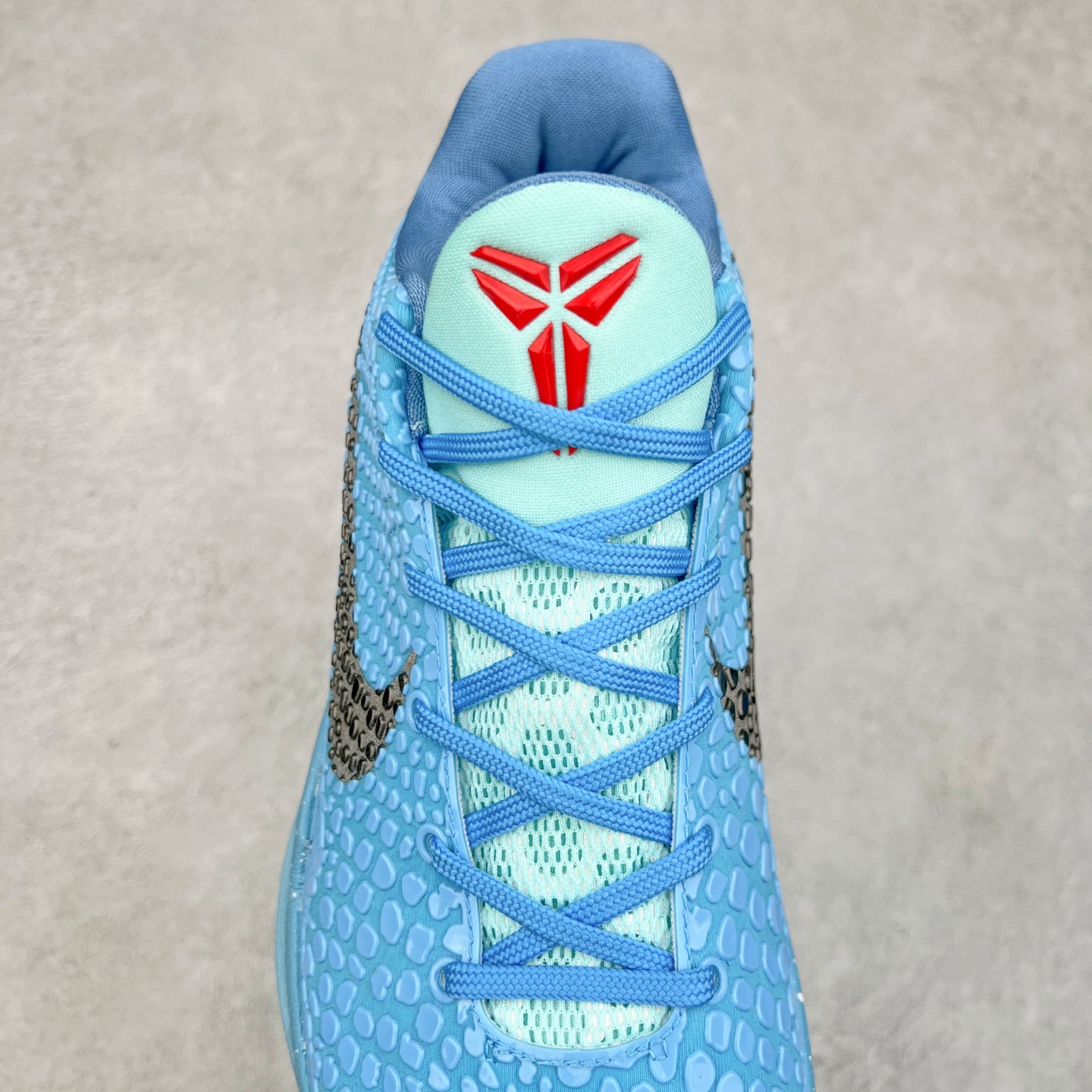 图片[5]-NK Zoom Kobe 6 科比六代 429659-016 采用了复合式的鞋面 内层为透气网面 中层加载Fly wire科技 而外层则用聚氨酯岛状结构塑造出非常逼真的蛇麟纹路 多层的鞋面结构带来了更好的透气性和更有针对性的保护 加入了双层记忆海绵鞋垫 可根据球员脚形自动调节以提高合脚度 使脚感更加柔软舒适 赋予球员非一般的球场舒适感受 尺码：40 40.5 41 42 42.5 43 44 44.5 45 46-选品中心