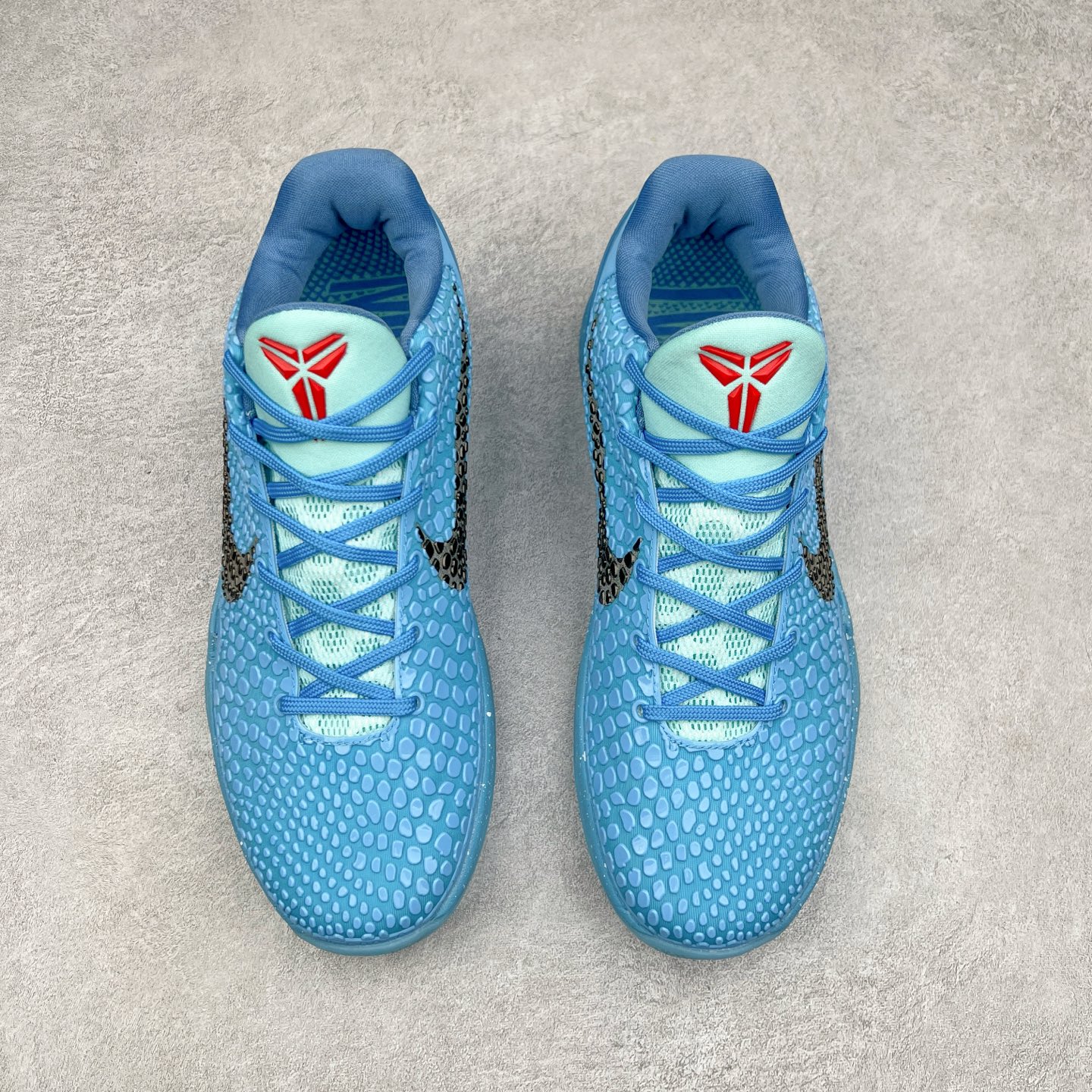 图片[2]-NK Zoom Kobe 6 科比六代 429659-016 采用了复合式的鞋面 内层为透气网面 中层加载Fly wire科技 而外层则用聚氨酯岛状结构塑造出非常逼真的蛇麟纹路 多层的鞋面结构带来了更好的透气性和更有针对性的保护 加入了双层记忆海绵鞋垫 可根据球员脚形自动调节以提高合脚度 使脚感更加柔软舒适 赋予球员非一般的球场舒适感受 尺码：40 40.5 41 42 42.5 43 44 44.5 45 46-选品中心