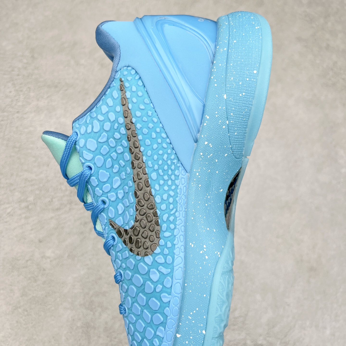 图片[7]-NK Zoom Kobe 6 科比六代 429659-016 采用了复合式的鞋面 内层为透气网面 中层加载Fly wire科技 而外层则用聚氨酯岛状结构塑造出非常逼真的蛇麟纹路 多层的鞋面结构带来了更好的透气性和更有针对性的保护 加入了双层记忆海绵鞋垫 可根据球员脚形自动调节以提高合脚度 使脚感更加柔软舒适 赋予球员非一般的球场舒适感受 尺码：40 40.5 41 42 42.5 43 44 44.5 45 46-选品中心