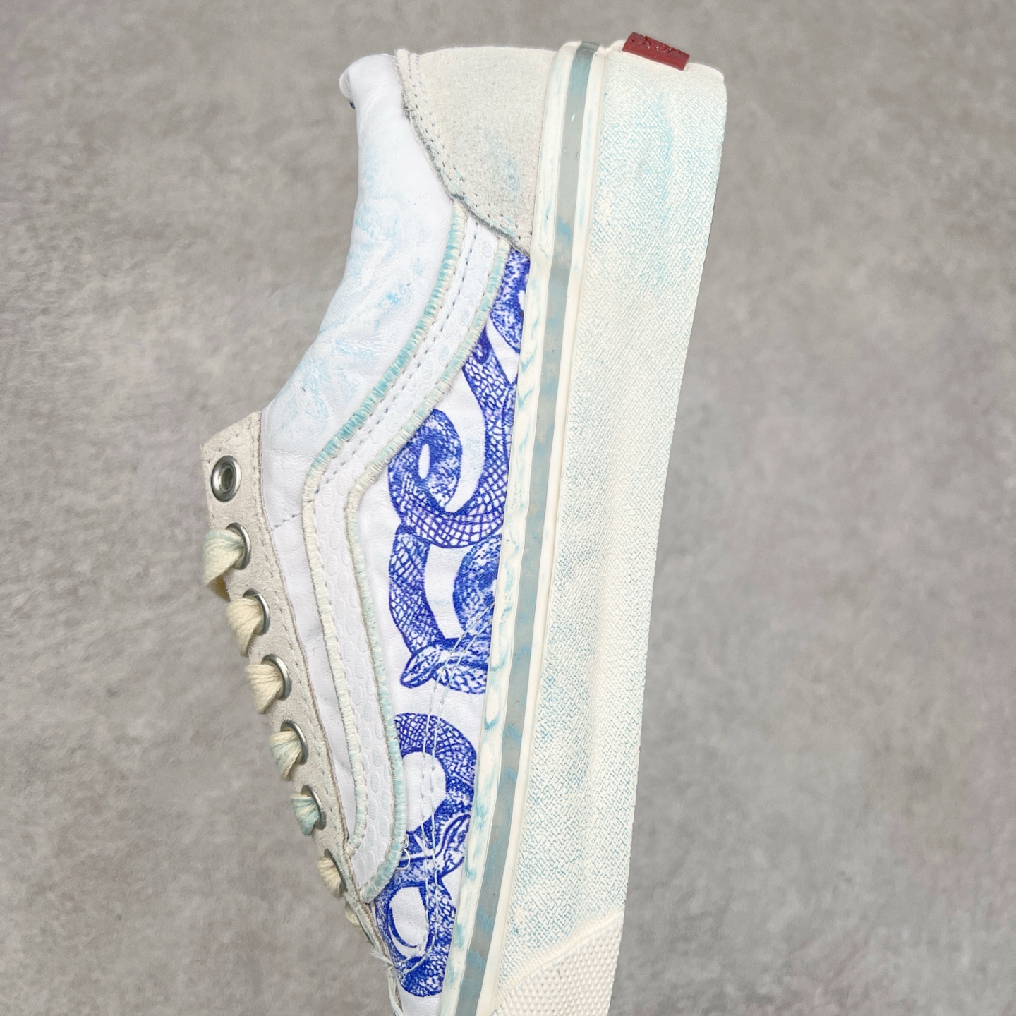 图片[7]-Vans蛇年青花瓷来了‼️ Vans Premium Old Skool 36 蛇年配色可谓设计细节拉满，褶皱皮革、蓝染、蛇纹、做旧日、水晶底，后跟还有刺绣“蛇”文字，整双鞋子呈现青花瓷造型，宛如艺术品一般，不穿摆着看也赏心悦目 Vans Premium 支线的LX Old Skool 36。鞋身被各种蛇鳞元素覆盖，整双鞋子的蓝染涂装宛如一件青花瓷艺术品 尺码：35 36 36.5 37 38 38.5 39 40 40.5 41 42 42.5 43 44-选品中心