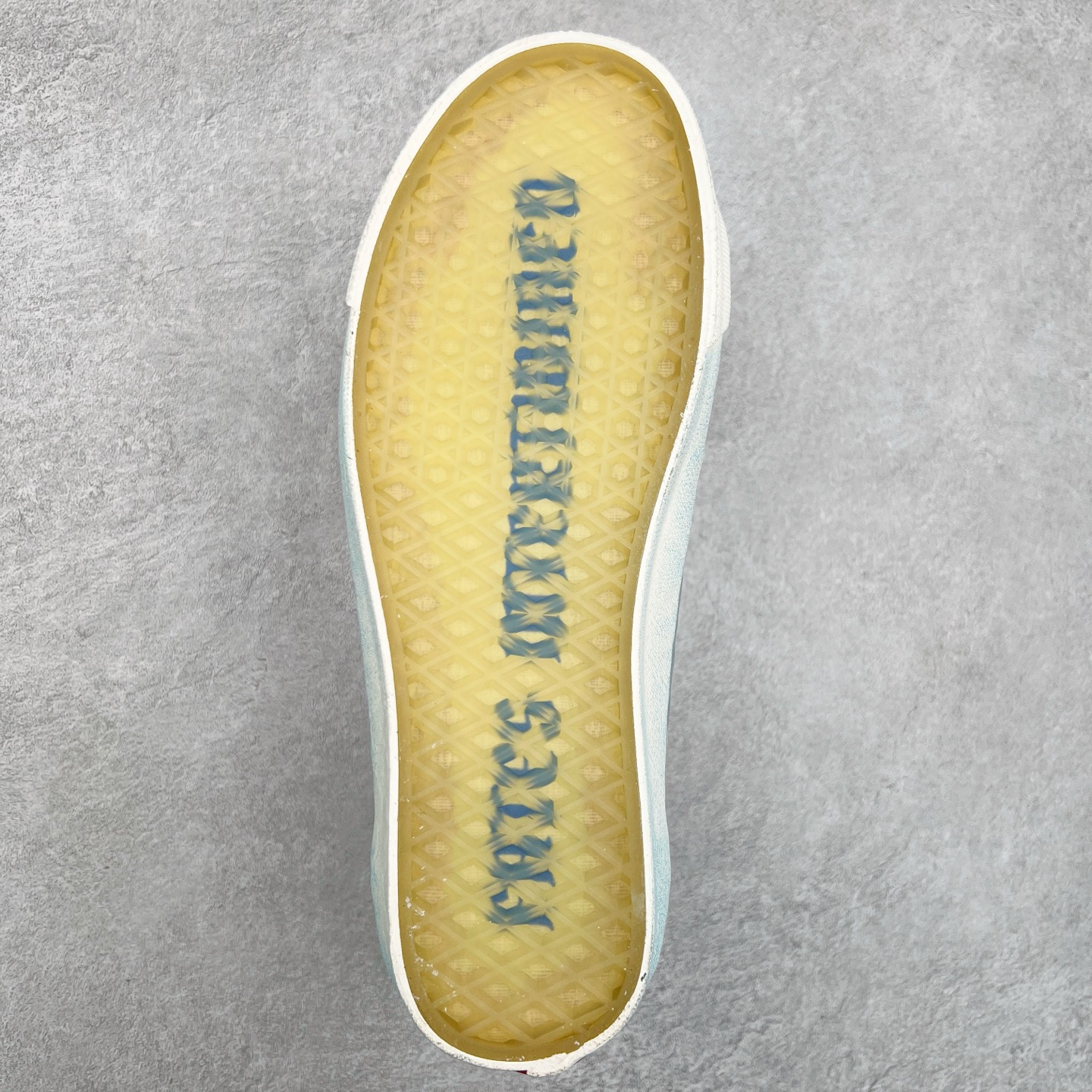 图片[9]-Vans蛇年青花瓷来了‼️ Vans Premium Old Skool 36 蛇年配色可谓设计细节拉满，褶皱皮革、蓝染、蛇纹、做旧日、水晶底，后跟还有刺绣“蛇”文字，整双鞋子呈现青花瓷造型，宛如艺术品一般，不穿摆着看也赏心悦目 Vans Premium 支线的LX Old Skool 36。鞋身被各种蛇鳞元素覆盖，整双鞋子的蓝染涂装宛如一件青花瓷艺术品 尺码：35 36 36.5 37 38 38.5 39 40 40.5 41 42 42.5 43 44-选品中心