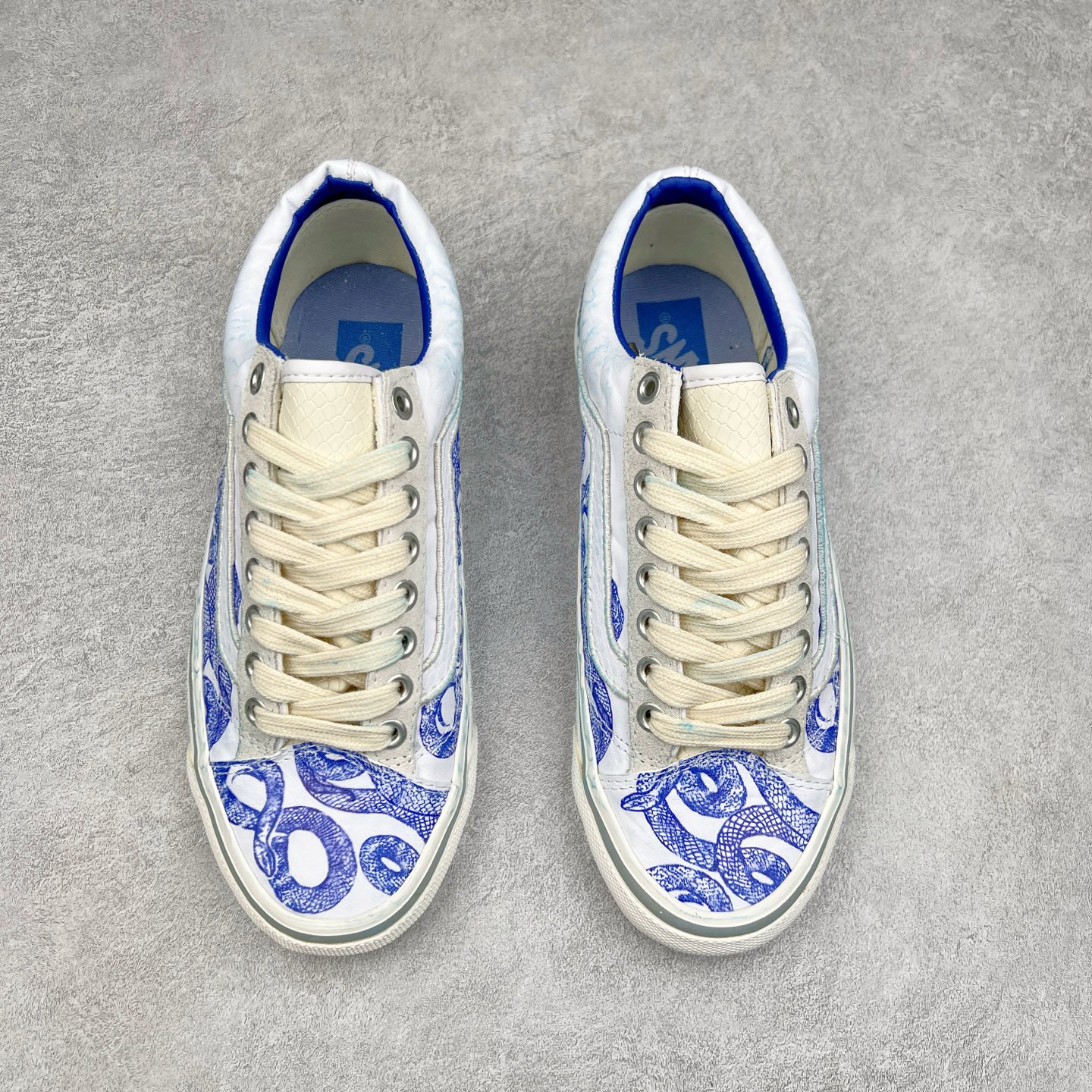 图片[2]-Vans蛇年青花瓷来了‼️ Vans Premium Old Skool 36 蛇年配色可谓设计细节拉满，褶皱皮革、蓝染、蛇纹、做旧日、水晶底，后跟还有刺绣“蛇”文字，整双鞋子呈现青花瓷造型，宛如艺术品一般，不穿摆着看也赏心悦目 Vans Premium 支线的LX Old Skool 36。鞋身被各种蛇鳞元素覆盖，整双鞋子的蓝染涂装宛如一件青花瓷艺术品 尺码：35 36 36.5 37 38 38.5 39 40 40.5 41 42 42.5 43 44-选品中心