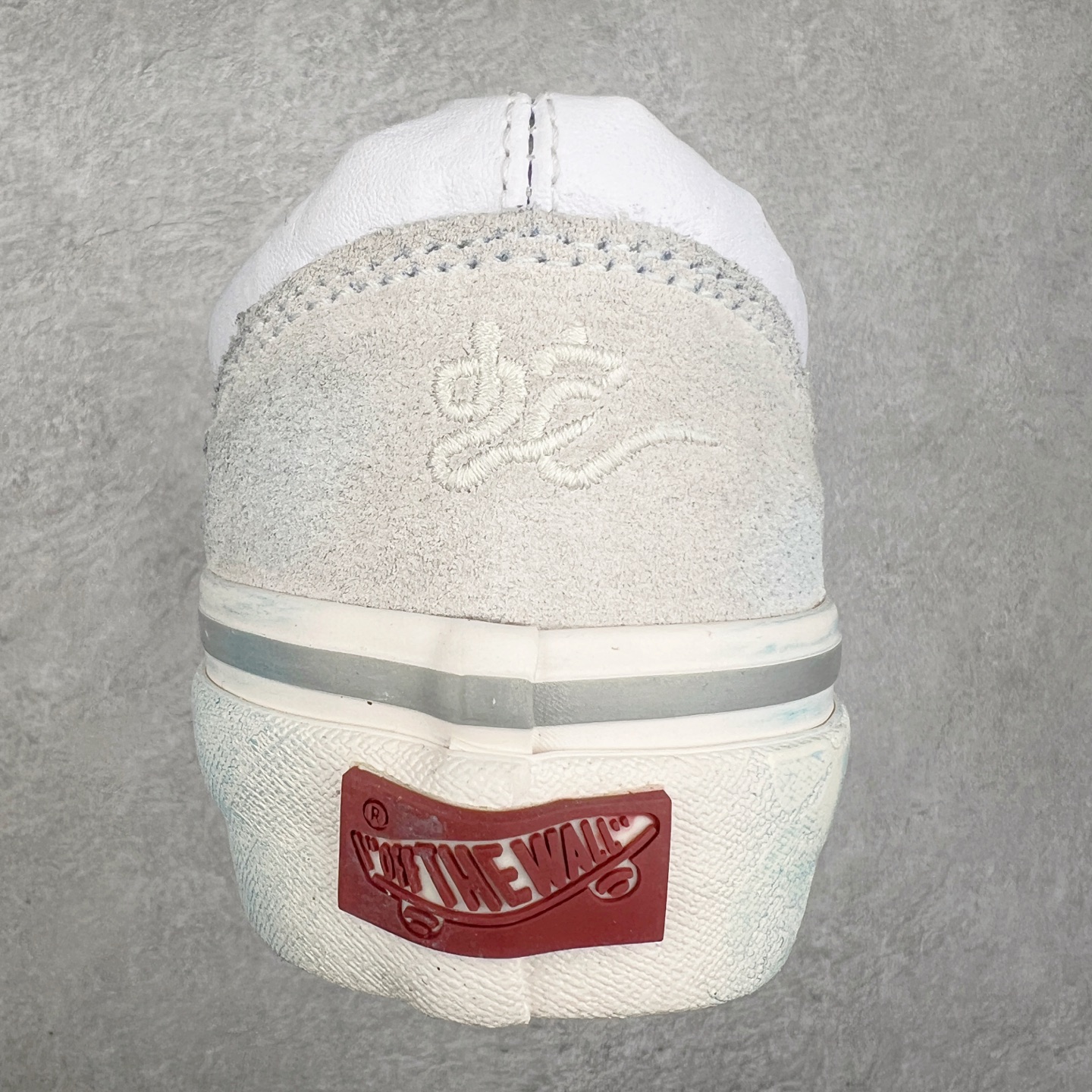 图片[8]-Vans蛇年青花瓷来了‼️ Vans Premium Old Skool 36 蛇年配色可谓设计细节拉满，褶皱皮革、蓝染、蛇纹、做旧日、水晶底，后跟还有刺绣“蛇”文字，整双鞋子呈现青花瓷造型，宛如艺术品一般，不穿摆着看也赏心悦目 Vans Premium 支线的LX Old Skool 36。鞋身被各种蛇鳞元素覆盖，整双鞋子的蓝染涂装宛如一件青花瓷艺术品 尺码：35 36 36.5 37 38 38.5 39 40 40.5 41 42 42.5 43 44-选品中心