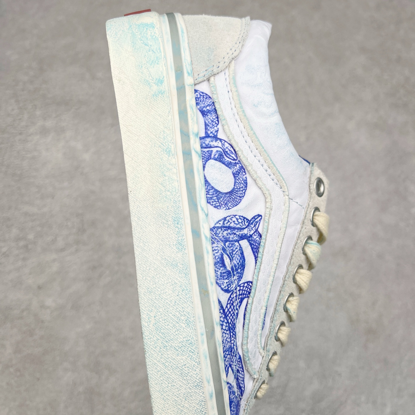 图片[6]-Vans蛇年青花瓷来了‼️ Vans Premium Old Skool 36 蛇年配色可谓设计细节拉满，褶皱皮革、蓝染、蛇纹、做旧日、水晶底，后跟还有刺绣“蛇”文字，整双鞋子呈现青花瓷造型，宛如艺术品一般，不穿摆着看也赏心悦目 Vans Premium 支线的LX Old Skool 36。鞋身被各种蛇鳞元素覆盖，整双鞋子的蓝染涂装宛如一件青花瓷艺术品 尺码：35 36 36.5 37 38 38.5 39 40 40.5 41 42 42.5 43 44-选品中心