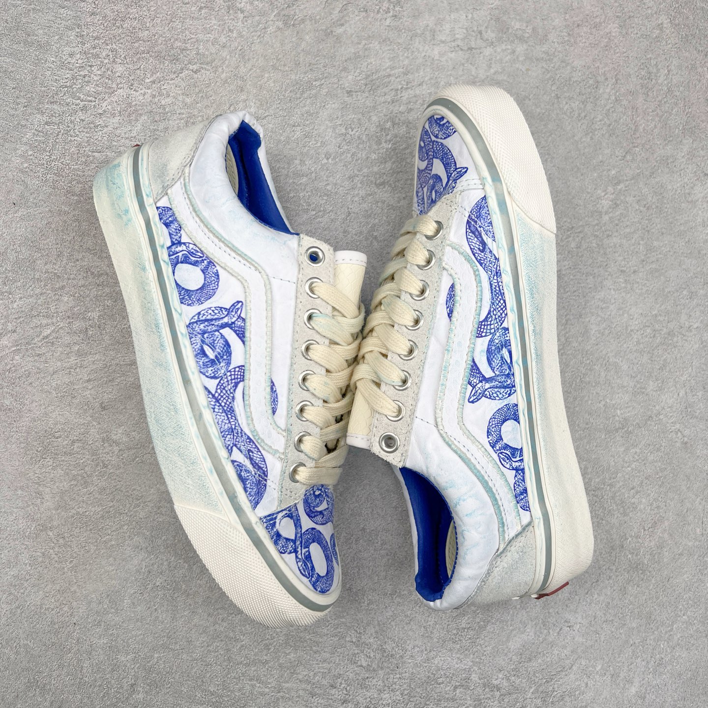 图片[3]-Vans蛇年青花瓷来了‼️ Vans Premium Old Skool 36 蛇年配色可谓设计细节拉满，褶皱皮革、蓝染、蛇纹、做旧日、水晶底，后跟还有刺绣“蛇”文字，整双鞋子呈现青花瓷造型，宛如艺术品一般，不穿摆着看也赏心悦目 Vans Premium 支线的LX Old Skool 36。鞋身被各种蛇鳞元素覆盖，整双鞋子的蓝染涂装宛如一件青花瓷艺术品 尺码：35 36 36.5 37 38 38.5 39 40 40.5 41 42 42.5 43 44-选品中心