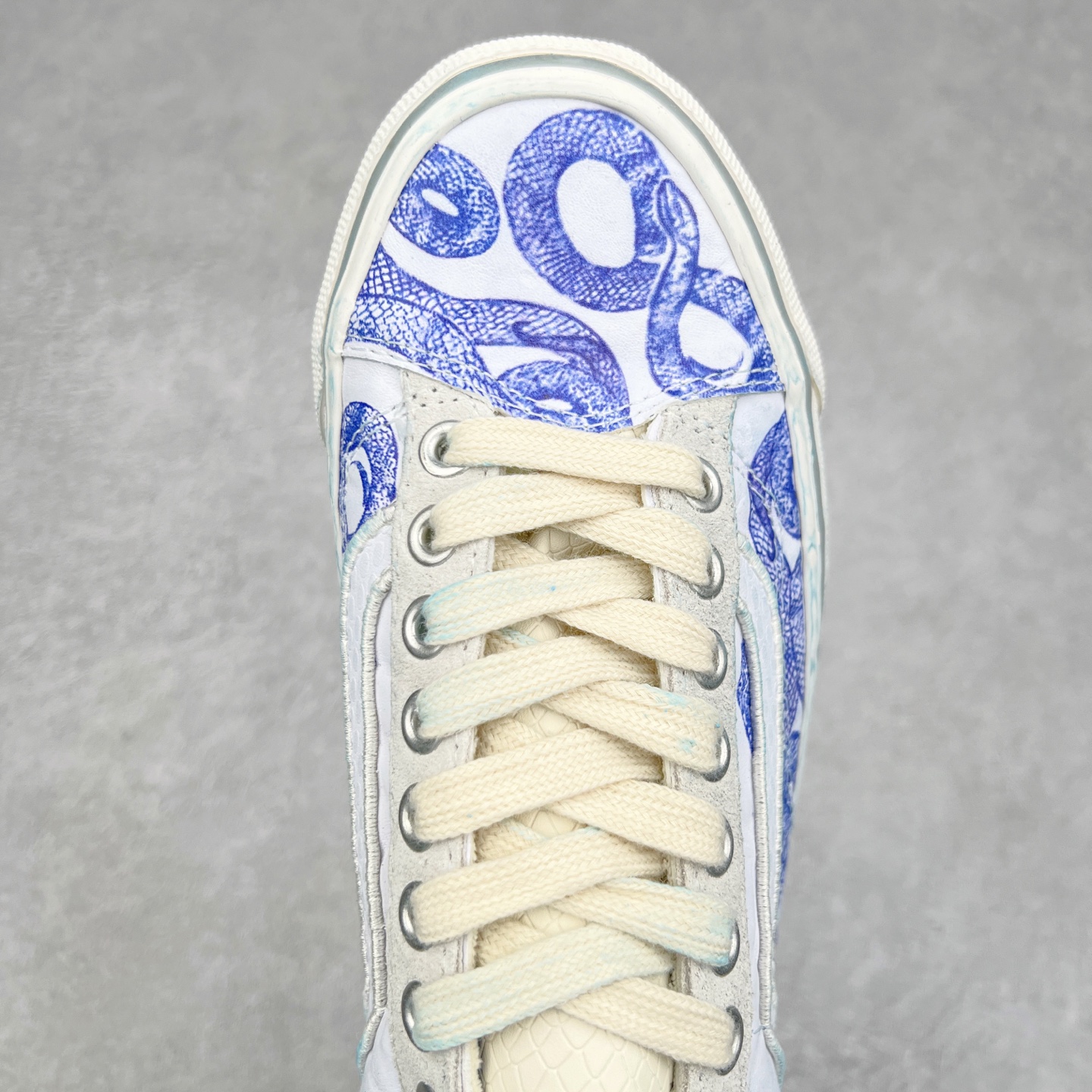 图片[4]-Vans蛇年青花瓷来了‼️ Vans Premium Old Skool 36 蛇年配色可谓设计细节拉满，褶皱皮革、蓝染、蛇纹、做旧日、水晶底，后跟还有刺绣“蛇”文字，整双鞋子呈现青花瓷造型，宛如艺术品一般，不穿摆着看也赏心悦目 Vans Premium 支线的LX Old Skool 36。鞋身被各种蛇鳞元素覆盖，整双鞋子的蓝染涂装宛如一件青花瓷艺术品 尺码：35 36 36.5 37 38 38.5 39 40 40.5 41 42 42.5 43 44-选品中心