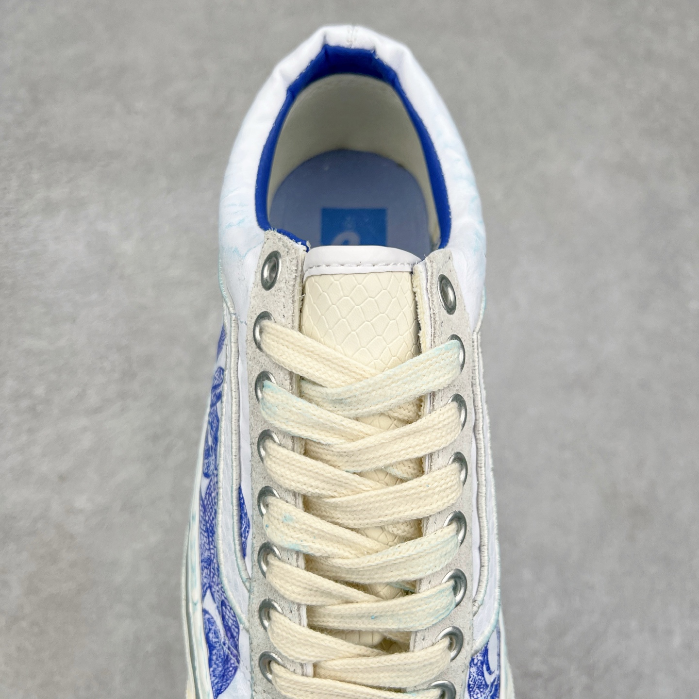 图片[5]-Vans蛇年青花瓷来了‼️ Vans Premium Old Skool 36 蛇年配色可谓设计细节拉满，褶皱皮革、蓝染、蛇纹、做旧日、水晶底，后跟还有刺绣“蛇”文字，整双鞋子呈现青花瓷造型，宛如艺术品一般，不穿摆着看也赏心悦目 Vans Premium 支线的LX Old Skool 36。鞋身被各种蛇鳞元素覆盖，整双鞋子的蓝染涂装宛如一件青花瓷艺术品 尺码：35 36 36.5 37 38 38.5 39 40 40.5 41 42 42.5 43 44-选品中心