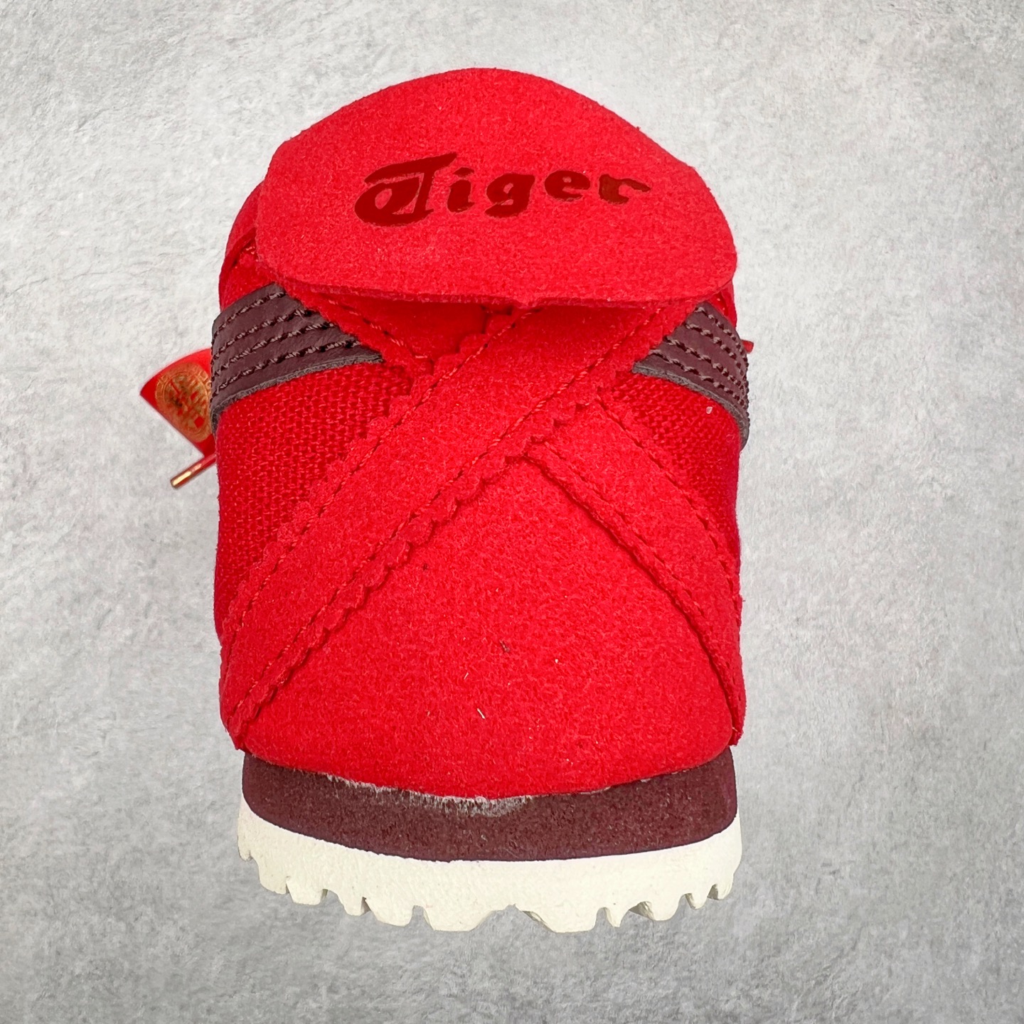 图片[8]-Asics Onitsuka Tiger MEXICO 66 亚瑟士鬼冢虎复古经典板鞋 CNY蛇年限定 海外订单工厂出品 长期生产补货永不断码 超成熟稳定的做工品控 原装全套纸板楦头开发 原汁原味 完美呈现版型 私模正确鞋底咬花纹路 一比一鞋头弧度高度鞋身弧度 绝不口嗨 细节品控鞋型随意秒杀市面 原档咬花纹路私模大底 一个单元有六个三角形 总体形拼接呈现花瓣状 官方四联吊牌 原装Ortholite轻量化鞋垫 原盒原配 质保卡 说明书 钢印防尘纸 纸板中底带钢印 乳胶组合鞋垫 支持全方位的对比专柜 产品从款式颜色造型上体现出追求舒适和细节的完美 鞋类更是推崇手工制作的严谨与完美 融舒适性与可穿性的设计风格 注重细节的完美和别致魅力 既保持稳重 又不失轻松的时尚感 尺码：36 37 37.5 38 39 39.5 40 40.5 41.5 42 42.5 43.5 44 45-选品中心