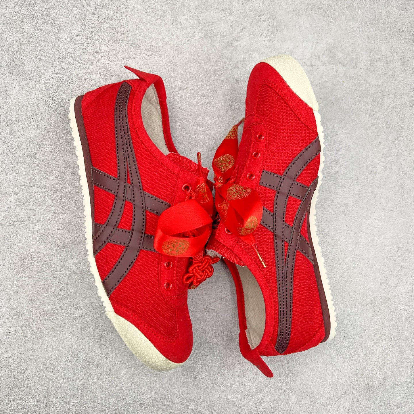 图片[3]-Asics Onitsuka Tiger MEXICO 66 亚瑟士鬼冢虎复古经典板鞋 CNY蛇年限定 海外订单工厂出品 长期生产补货永不断码 超成熟稳定的做工品控 原装全套纸板楦头开发 原汁原味 完美呈现版型 私模正确鞋底咬花纹路 一比一鞋头弧度高度鞋身弧度 绝不口嗨 细节品控鞋型随意秒杀市面 原档咬花纹路私模大底 一个单元有六个三角形 总体形拼接呈现花瓣状 官方四联吊牌 原装Ortholite轻量化鞋垫 原盒原配 质保卡 说明书 钢印防尘纸 纸板中底带钢印 乳胶组合鞋垫 支持全方位的对比专柜 产品从款式颜色造型上体现出追求舒适和细节的完美 鞋类更是推崇手工制作的严谨与完美 融舒适性与可穿性的设计风格 注重细节的完美和别致魅力 既保持稳重 又不失轻松的时尚感 尺码：36 37 37.5 38 39 39.5 40 40.5 41.5 42 42.5 43.5 44 45-选品中心