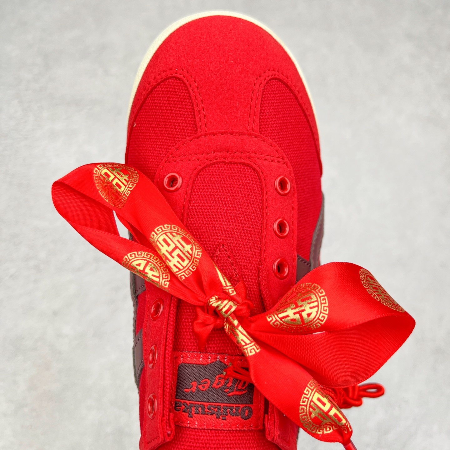 图片[4]-Asics Onitsuka Tiger MEXICO 66 亚瑟士鬼冢虎复古经典板鞋 CNY蛇年限定 海外订单工厂出品 长期生产补货永不断码 超成熟稳定的做工品控 原装全套纸板楦头开发 原汁原味 完美呈现版型 私模正确鞋底咬花纹路 一比一鞋头弧度高度鞋身弧度 绝不口嗨 细节品控鞋型随意秒杀市面 原档咬花纹路私模大底 一个单元有六个三角形 总体形拼接呈现花瓣状 官方四联吊牌 原装Ortholite轻量化鞋垫 原盒原配 质保卡 说明书 钢印防尘纸 纸板中底带钢印 乳胶组合鞋垫 支持全方位的对比专柜 产品从款式颜色造型上体现出追求舒适和细节的完美 鞋类更是推崇手工制作的严谨与完美 融舒适性与可穿性的设计风格 注重细节的完美和别致魅力 既保持稳重 又不失轻松的时尚感 尺码：36 37 37.5 38 39 39.5 40 40.5 41.5 42 42.5 43.5 44 45-选品中心