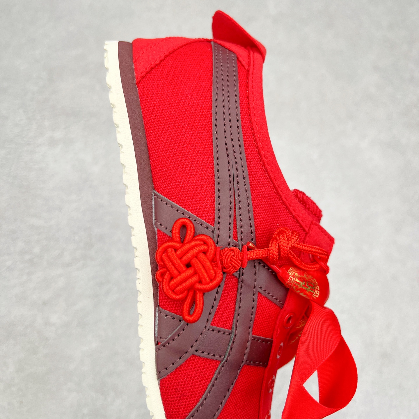 图片[6]-Asics Onitsuka Tiger MEXICO 66 亚瑟士鬼冢虎复古经典板鞋 CNY蛇年限定 海外订单工厂出品 长期生产补货永不断码 超成熟稳定的做工品控 原装全套纸板楦头开发 原汁原味 完美呈现版型 私模正确鞋底咬花纹路 一比一鞋头弧度高度鞋身弧度 绝不口嗨 细节品控鞋型随意秒杀市面 原档咬花纹路私模大底 一个单元有六个三角形 总体形拼接呈现花瓣状 官方四联吊牌 原装Ortholite轻量化鞋垫 原盒原配 质保卡 说明书 钢印防尘纸 纸板中底带钢印 乳胶组合鞋垫 支持全方位的对比专柜 产品从款式颜色造型上体现出追求舒适和细节的完美 鞋类更是推崇手工制作的严谨与完美 融舒适性与可穿性的设计风格 注重细节的完美和别致魅力 既保持稳重 又不失轻松的时尚感 尺码：36 37 37.5 38 39 39.5 40 40.5 41.5 42 42.5 43.5 44 45-选品中心
