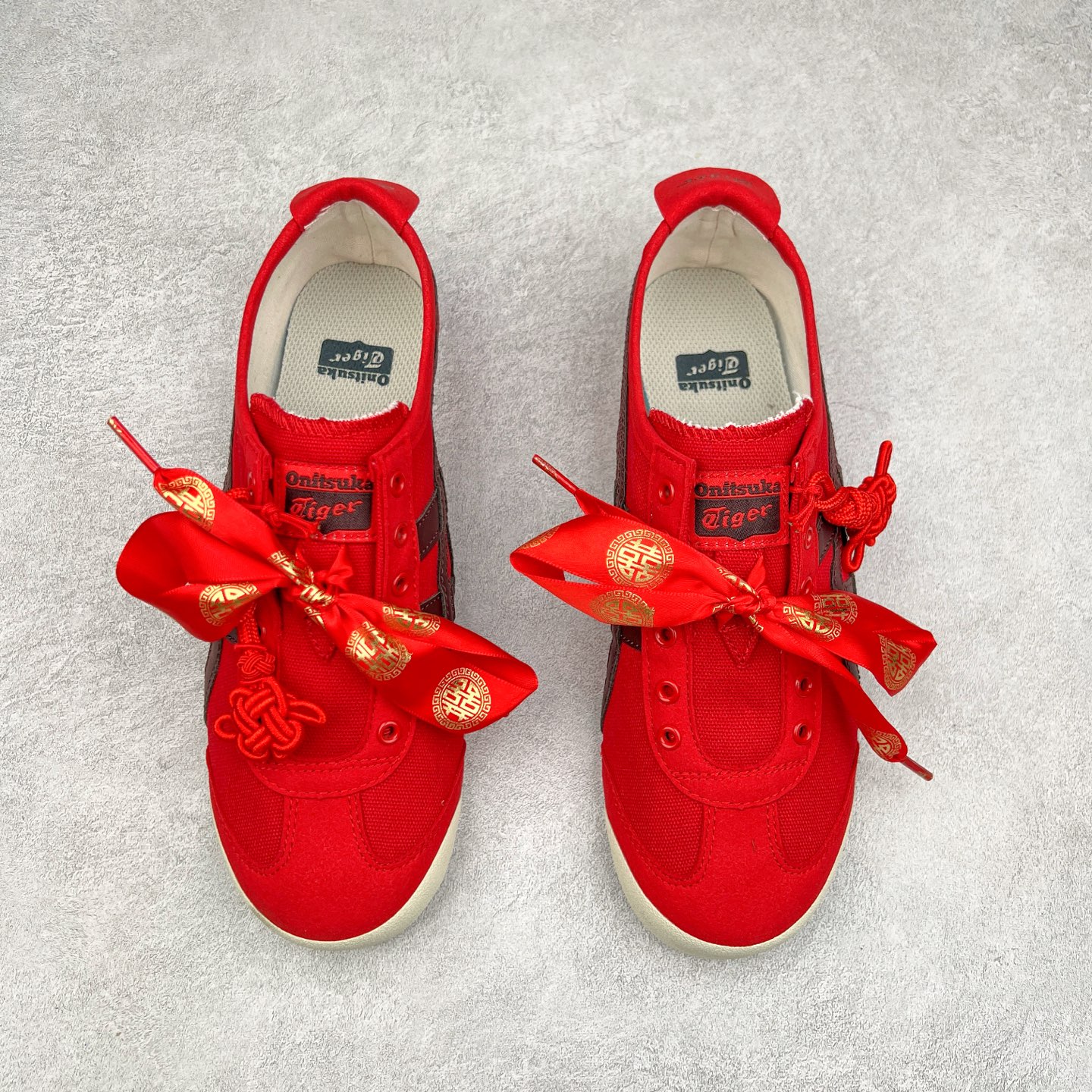 图片[2]-Asics Onitsuka Tiger MEXICO 66 亚瑟士鬼冢虎复古经典板鞋 CNY蛇年限定 海外订单工厂出品 长期生产补货永不断码 超成熟稳定的做工品控 原装全套纸板楦头开发 原汁原味 完美呈现版型 私模正确鞋底咬花纹路 一比一鞋头弧度高度鞋身弧度 绝不口嗨 细节品控鞋型随意秒杀市面 原档咬花纹路私模大底 一个单元有六个三角形 总体形拼接呈现花瓣状 官方四联吊牌 原装Ortholite轻量化鞋垫 原盒原配 质保卡 说明书 钢印防尘纸 纸板中底带钢印 乳胶组合鞋垫 支持全方位的对比专柜 产品从款式颜色造型上体现出追求舒适和细节的完美 鞋类更是推崇手工制作的严谨与完美 融舒适性与可穿性的设计风格 注重细节的完美和别致魅力 既保持稳重 又不失轻松的时尚感 尺码：36 37 37.5 38 39 39.5 40 40.5 41.5 42 42.5 43.5 44 45-选品中心