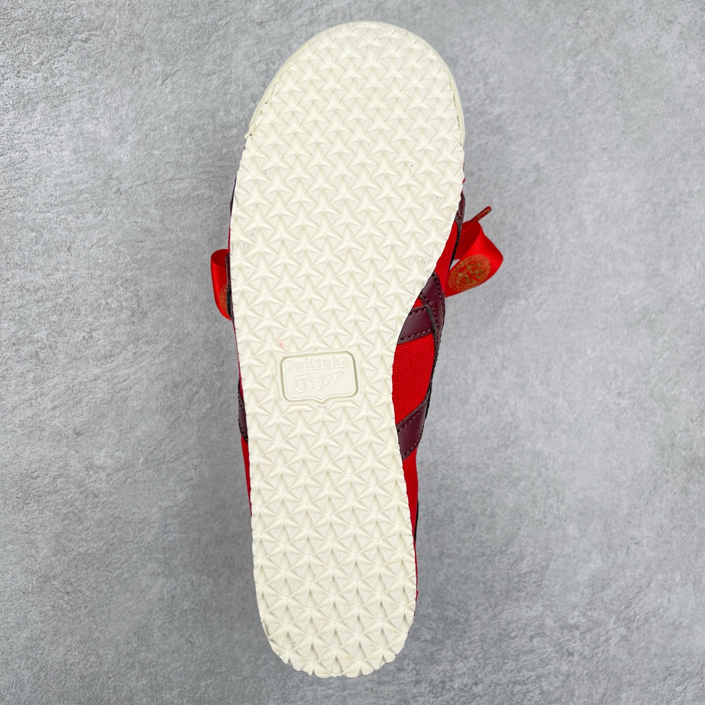 图片[9]-Asics Onitsuka Tiger MEXICO 66 亚瑟士鬼冢虎复古经典板鞋 CNY蛇年限定 海外订单工厂出品 长期生产补货永不断码 超成熟稳定的做工品控 原装全套纸板楦头开发 原汁原味 完美呈现版型 私模正确鞋底咬花纹路 一比一鞋头弧度高度鞋身弧度 绝不口嗨 细节品控鞋型随意秒杀市面 原档咬花纹路私模大底 一个单元有六个三角形 总体形拼接呈现花瓣状 官方四联吊牌 原装Ortholite轻量化鞋垫 原盒原配 质保卡 说明书 钢印防尘纸 纸板中底带钢印 乳胶组合鞋垫 支持全方位的对比专柜 产品从款式颜色造型上体现出追求舒适和细节的完美 鞋类更是推崇手工制作的严谨与完美 融舒适性与可穿性的设计风格 注重细节的完美和别致魅力 既保持稳重 又不失轻松的时尚感 尺码：36 37 37.5 38 39 39.5 40 40.5 41.5 42 42.5 43.5 44 45-选品中心