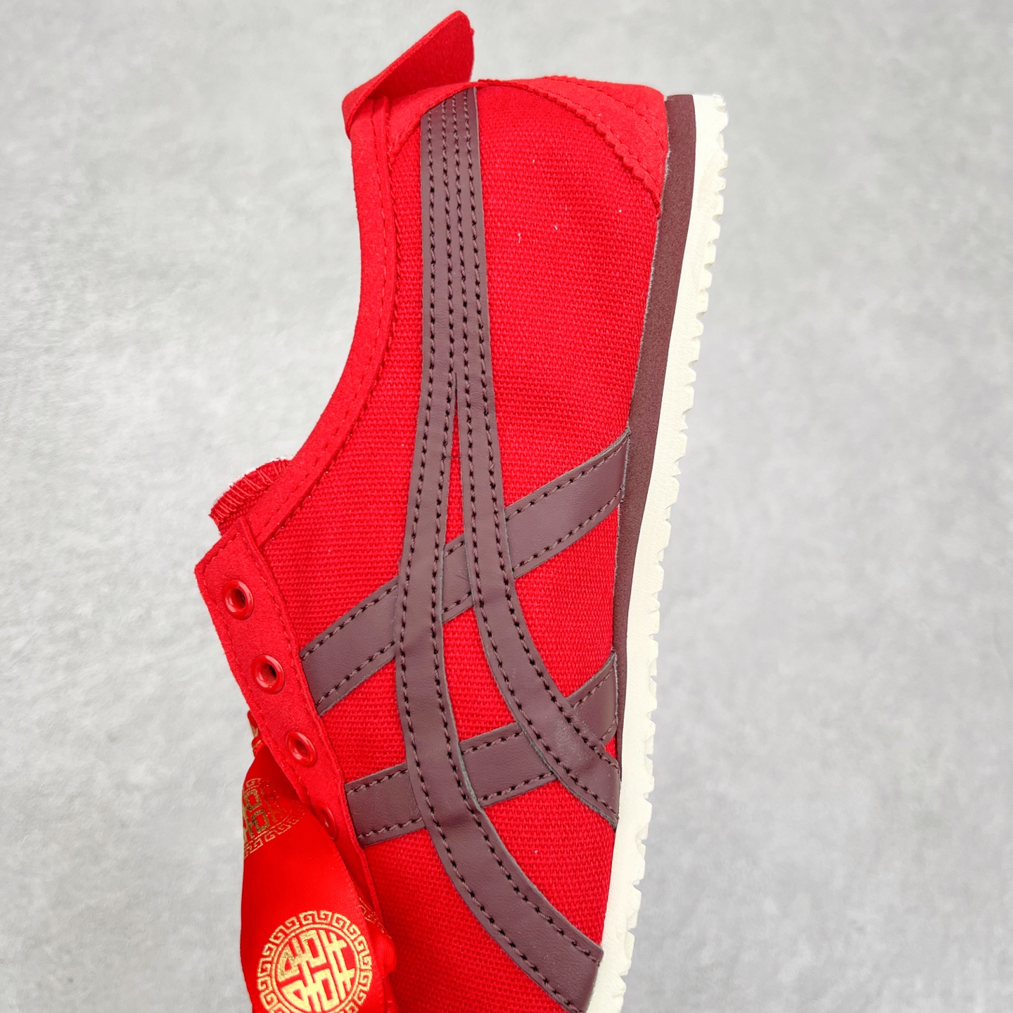 图片[7]-Asics Onitsuka Tiger MEXICO 66 亚瑟士鬼冢虎复古经典板鞋 CNY蛇年限定 海外订单工厂出品 长期生产补货永不断码 超成熟稳定的做工品控 原装全套纸板楦头开发 原汁原味 完美呈现版型 私模正确鞋底咬花纹路 一比一鞋头弧度高度鞋身弧度 绝不口嗨 细节品控鞋型随意秒杀市面 原档咬花纹路私模大底 一个单元有六个三角形 总体形拼接呈现花瓣状 官方四联吊牌 原装Ortholite轻量化鞋垫 原盒原配 质保卡 说明书 钢印防尘纸 纸板中底带钢印 乳胶组合鞋垫 支持全方位的对比专柜 产品从款式颜色造型上体现出追求舒适和细节的完美 鞋类更是推崇手工制作的严谨与完美 融舒适性与可穿性的设计风格 注重细节的完美和别致魅力 既保持稳重 又不失轻松的时尚感 尺码：36 37 37.5 38 39 39.5 40 40.5 41.5 42 42.5 43.5 44 45-选品中心