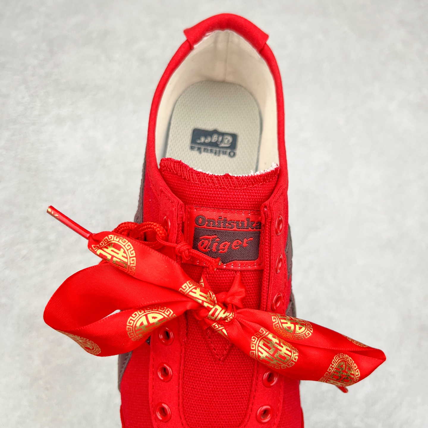 图片[5]-Asics Onitsuka Tiger MEXICO 66 亚瑟士鬼冢虎复古经典板鞋 CNY蛇年限定 海外订单工厂出品 长期生产补货永不断码 超成熟稳定的做工品控 原装全套纸板楦头开发 原汁原味 完美呈现版型 私模正确鞋底咬花纹路 一比一鞋头弧度高度鞋身弧度 绝不口嗨 细节品控鞋型随意秒杀市面 原档咬花纹路私模大底 一个单元有六个三角形 总体形拼接呈现花瓣状 官方四联吊牌 原装Ortholite轻量化鞋垫 原盒原配 质保卡 说明书 钢印防尘纸 纸板中底带钢印 乳胶组合鞋垫 支持全方位的对比专柜 产品从款式颜色造型上体现出追求舒适和细节的完美 鞋类更是推崇手工制作的严谨与完美 融舒适性与可穿性的设计风格 注重细节的完美和别致魅力 既保持稳重 又不失轻松的时尚感 尺码：36 37 37.5 38 39 39.5 40 40.5 41.5 42 42.5 43.5 44 45-选品中心