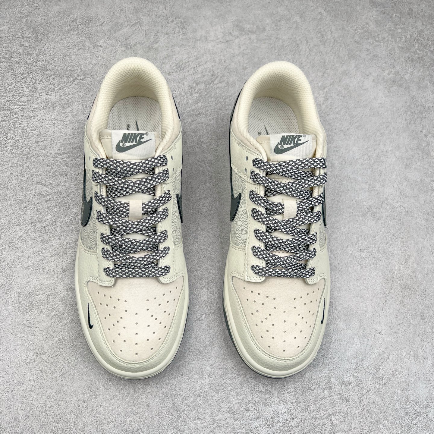 图片[2]-NK Dunk Low 定制配色 DJ2024-118 大厂出品 极力推荐 原装头层材料 独家版型蒸餾加工帶來的是更好的视觉和脚感体验大厂纯原品质出货 清洁度 电绣工艺 皮料切割干净无任何毛边 细节完美 尺码：36 36.5 37.5 38 38.5 39 40 40.5 41 42 42.5 43 44 44.5 45-选品中心