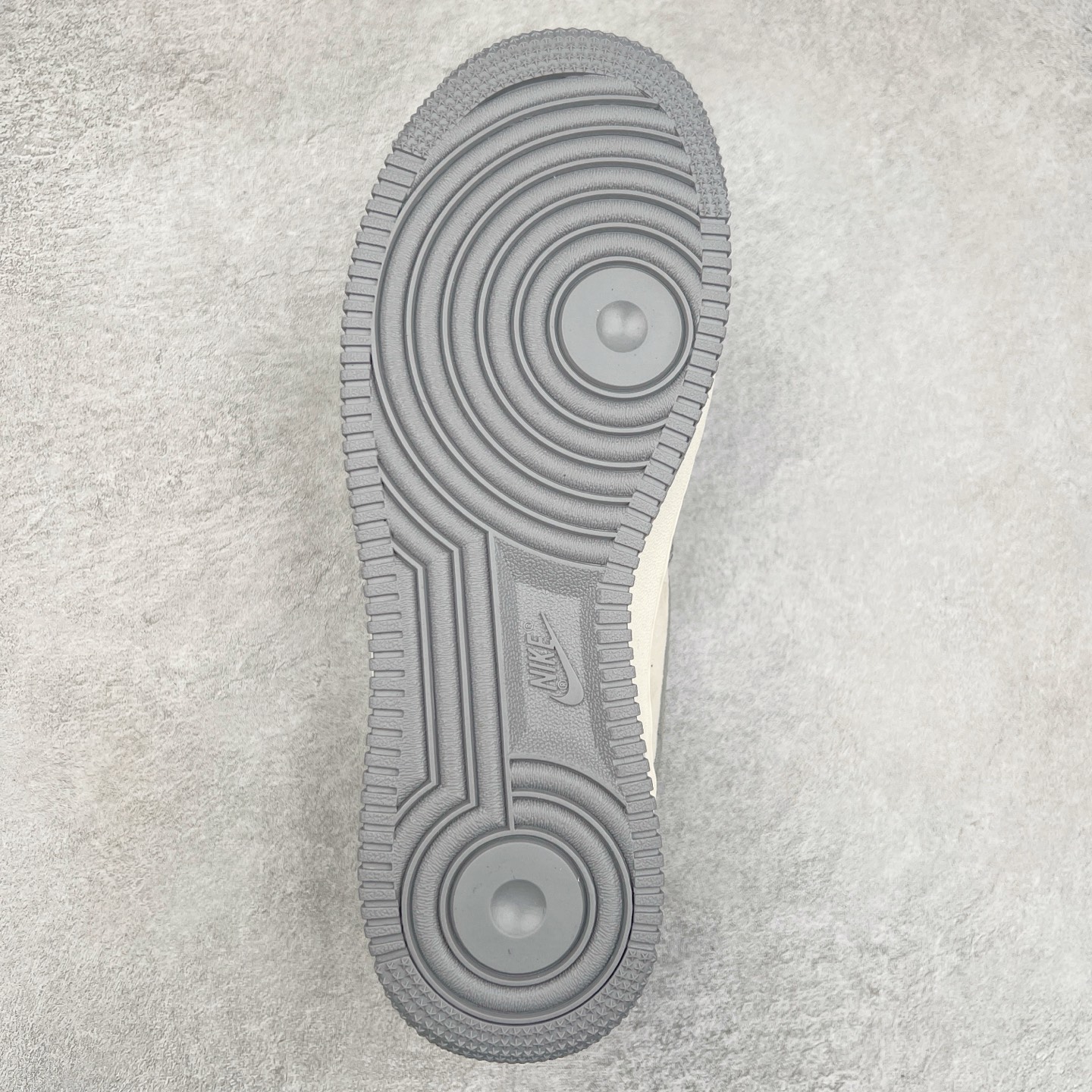 图片[9]-NK Air Force 1´07 Low 空军一号低帮百搭休闲运动板鞋 DM6688-027 柔软、弹性十足的缓震性能和出色的中底设计 横跨复古与现代的外型结合 造就出风靡全球 三十多年的Force 1 直到今天还深受青睐 尺码：36 36.5 37.5 38 38.5 39 40 40.5 41 42 42.5 43 44 44.5 45-选品中心