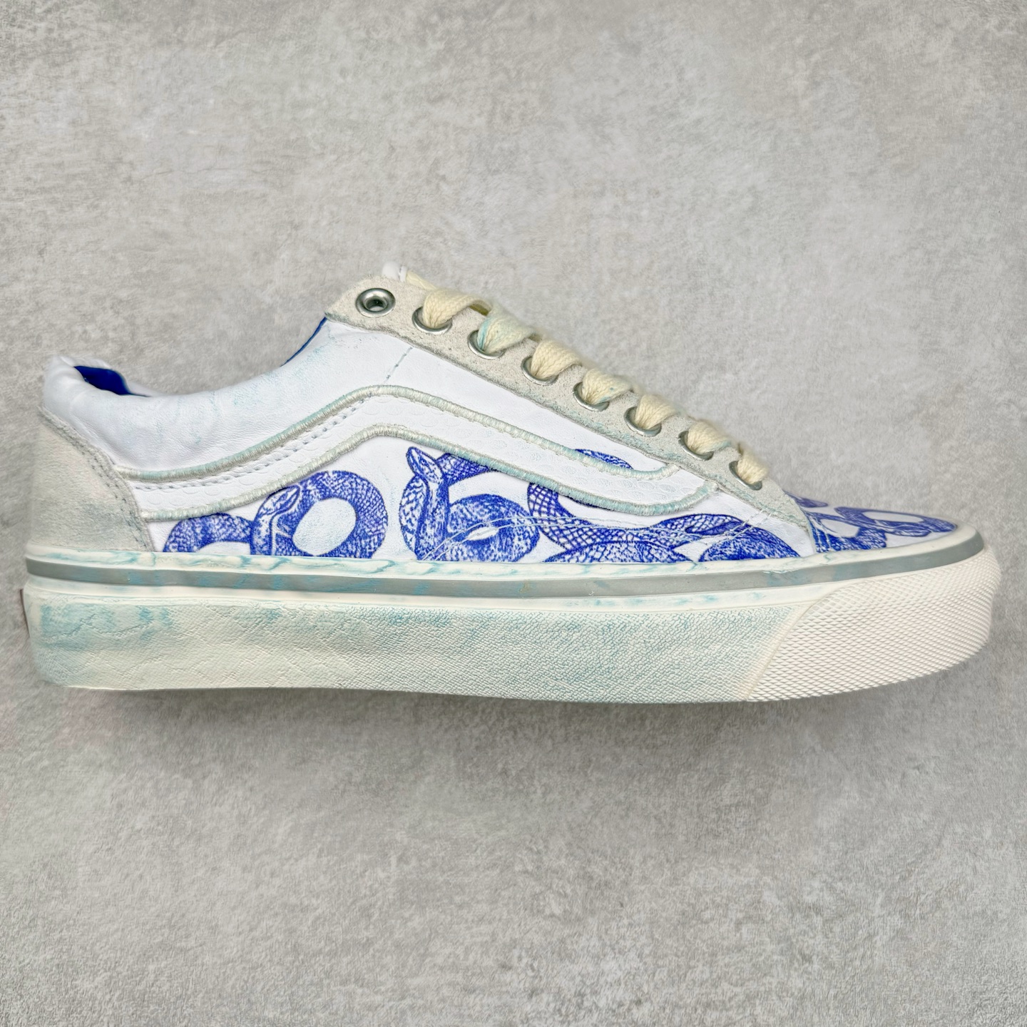 Vans蛇年青花瓷来了‼️ Vans Premium Old Skool 36 蛇年配色可谓设计细节拉满，褶皱皮革、蓝染、蛇纹、做旧日、水晶底，后跟还有刺绣“蛇”文字，整双鞋子呈现青花瓷造型，宛如艺术品一般，不穿摆着看也赏心悦目 Vans Premium 支线的LX Old Skool 36。鞋身被各种蛇鳞元素覆盖，整双鞋子的蓝染涂装宛如一件青花瓷艺术品 尺码：35 36 36.5 37 38 38.5 39 40 40.5 41 42 42.5 43 44-选品中心