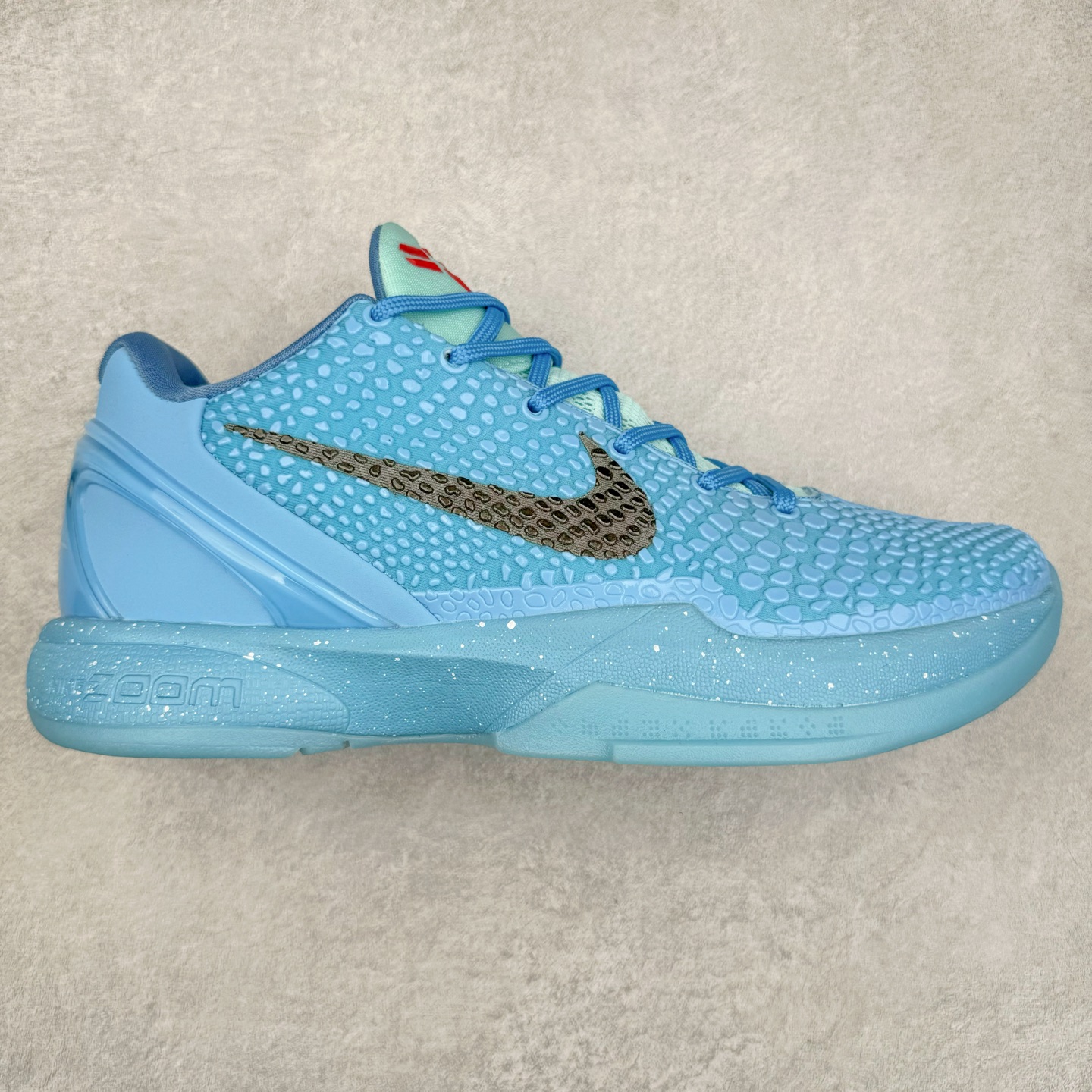NK Zoom Kobe 6 科比六代 429659-016 采用了复合式的鞋面 内层为透气网面 中层加载Fly wire科技 而外层则用聚氨酯岛状结构塑造出非常逼真的蛇麟纹路 多层的鞋面结构带来了更好的透气性和更有针对性的保护 加入了双层记忆海绵鞋垫 可根据球员脚形自动调节以提高合脚度 使脚感更加柔软舒适 赋予球员非一般的球场舒适感受 尺码：40 40.5 41 42 42.5 43 44 44.5 45 46-选品中心
