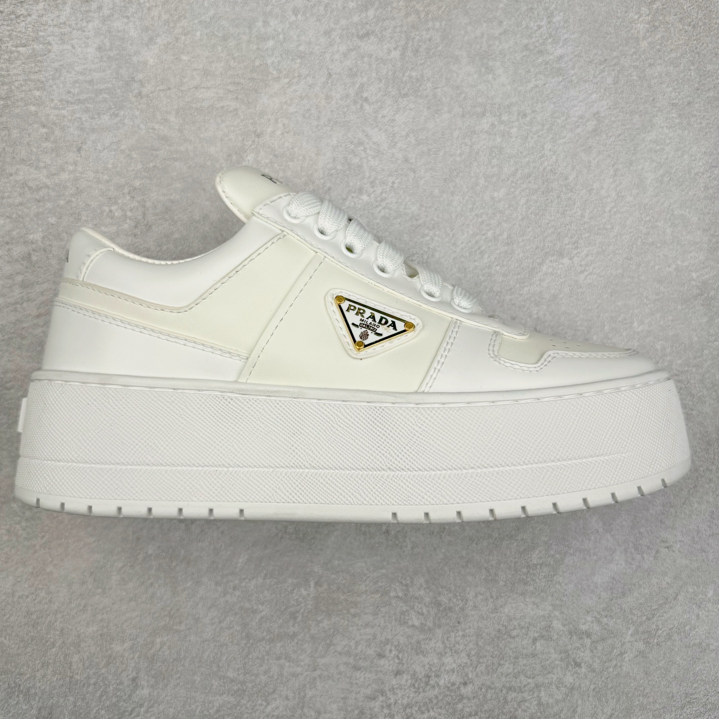 𝐏𝐑𝐀𝐃𝐀 普拉达春夏系列 专柜新款厚底松糕运动鞋系列外形是廓形设计 轮廓类似麦昆 厚底 鞋头饱满 宽版设计 底子是软弹那种 非常非常舒适 又觉得白色既运动 又可以休闲商务 日常便鞋最合适不过了 将艺术家Peterdepotter创作的标语纹样应用到鞋身设计加上了著名三角形徽标格外好看目普拉达 鞋面：布料进口防水降落伞 大底：TPU发泡大底 内里：进口羊皮内里 全新官方一致全套包装 尺码：35 36 37 38 39 40 41 42 43 44 45-选品中心