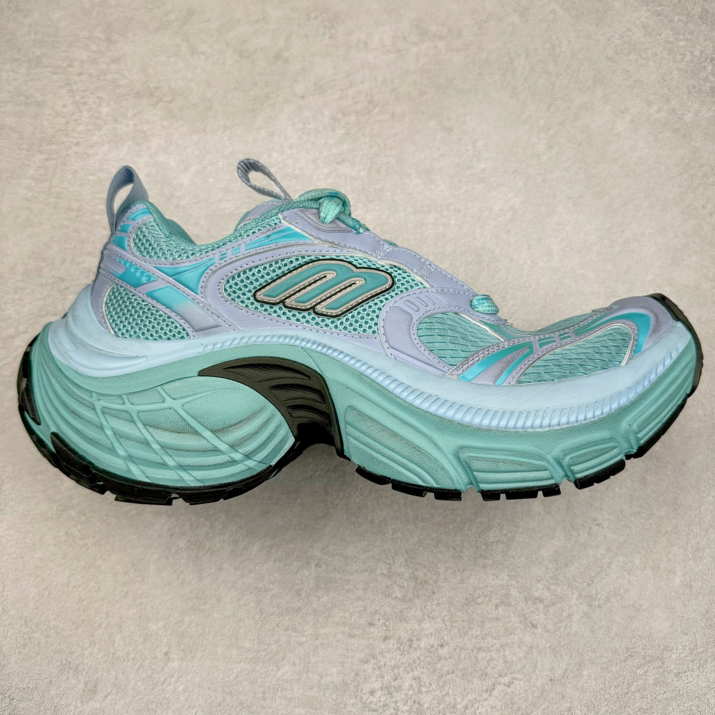 ＃XA BALENCIAGA 10XL Sneakers 巴黎世家十二代网布系带低帮走秀复古老爹鞋 全套原纸板楦头开发 最原汁原味的灵魂版型 全鞋荧光划线卡点 胶水把控整洁度追求极致完美 每一双都是工艺品 多重QC质检 超越公司货的品控标准 实实在在的免检产品 原盒原配 正确字体电绣 粗细、位置、大小正确 侧边TPU 透气孔匹配意产原版 正确分离大底 TPU软底 原版一致大底LOGO 立体感十足 原厂皮料水洗做旧 采购原厂网纱 不含皮革 网布材料和聚氨酯 磨损效果 展现品牌对于新潮事物的热情 这款鞋子拥有巨大尺寸和醒目设计 符合当下”老爹鞋”的趋势 鞋子采用银灰配色 营造出低调而不失华丽的效果 10XL的尺码使它成为市场中最显眼的存在 适合追求个性化的人群 Balenciaga始终站在时尚前沿 此次发布的产品再次体现了他们的创新能力 尺码：35 36 37 38 39 40 41 42 43 44 45 46-选品中心