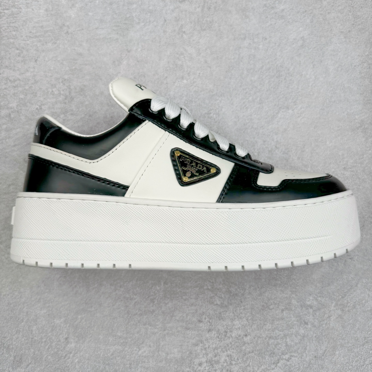 𝐏𝐑𝐀𝐃𝐀 普拉达春夏系列 专柜新款厚底松糕运动鞋系列外形是廓形设计 轮廓类似麦昆 厚底 鞋头饱满 宽版设计 底子是软弹那种 非常非常舒适 又觉得白色既运动 又可以休闲商务 日常便鞋最合适不过了 将艺术家Peterdepotter创作的标语纹样应用到鞋身设计加上了著名三角形徽标格外好看目普拉达 鞋面：布料进口防水降落伞 大底：TPU发泡大底 内里：进口羊皮内里 全新官方一致全套包装 尺码：35 36 37 38 39 40 41 42 43 44 45-选品中心